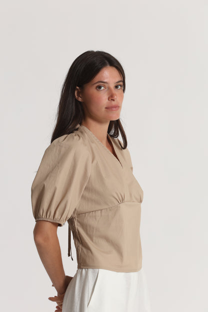 BLUSA CROPPED CON SCOLLO A V