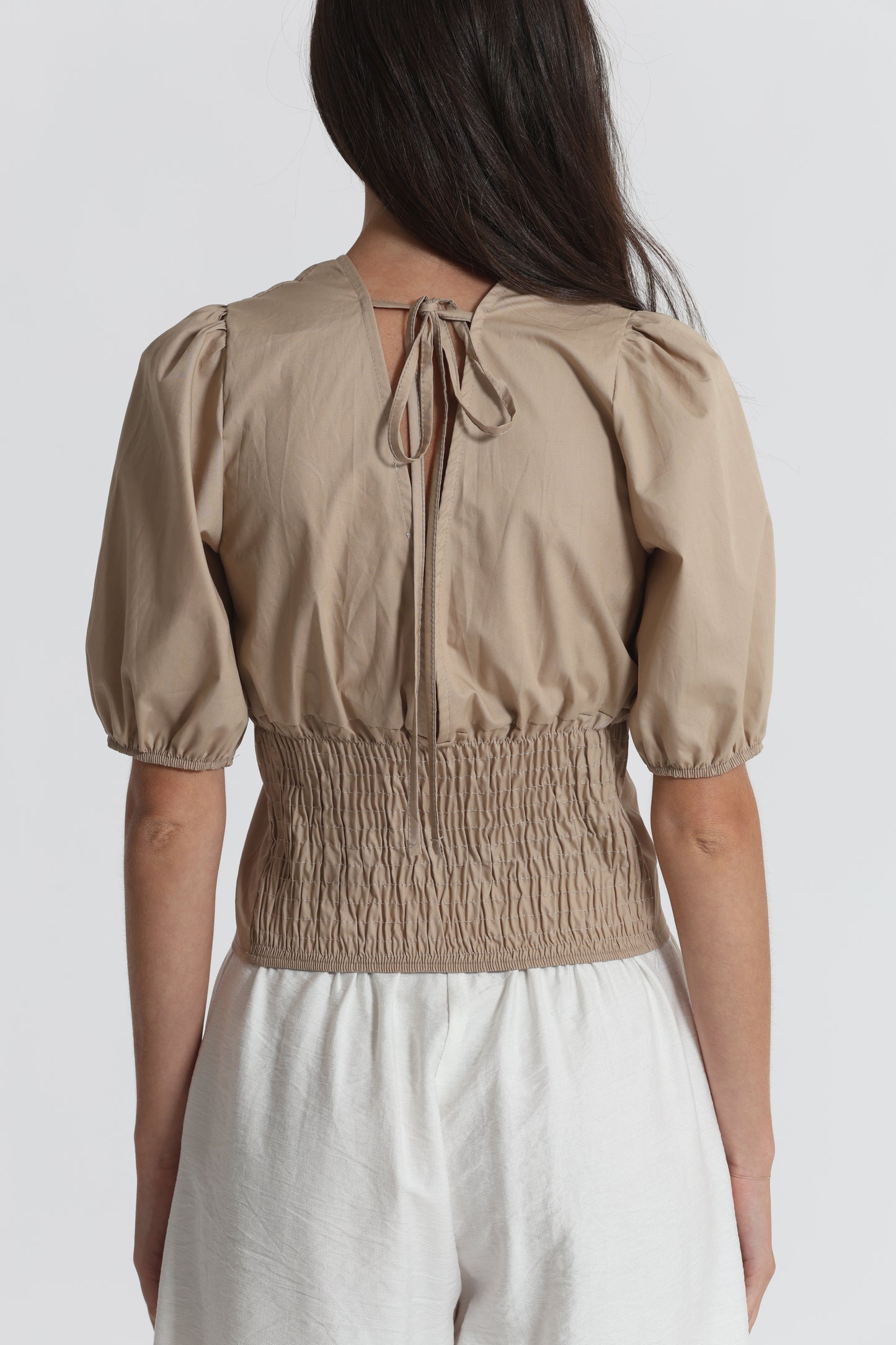 BLUSA CROPPED CON SCOLLO A V