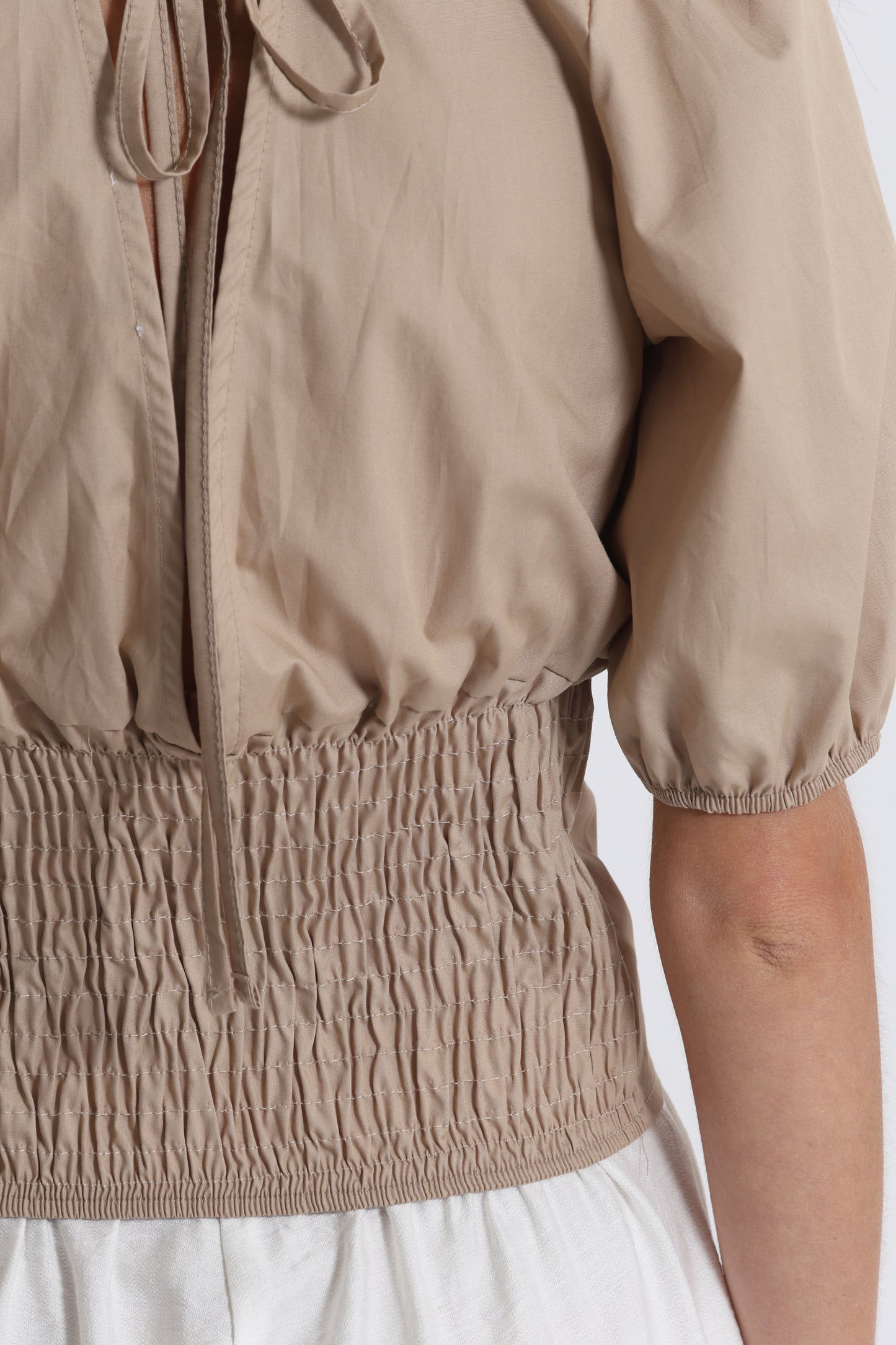 BLUSA CROPPED CON SCOLLO A V