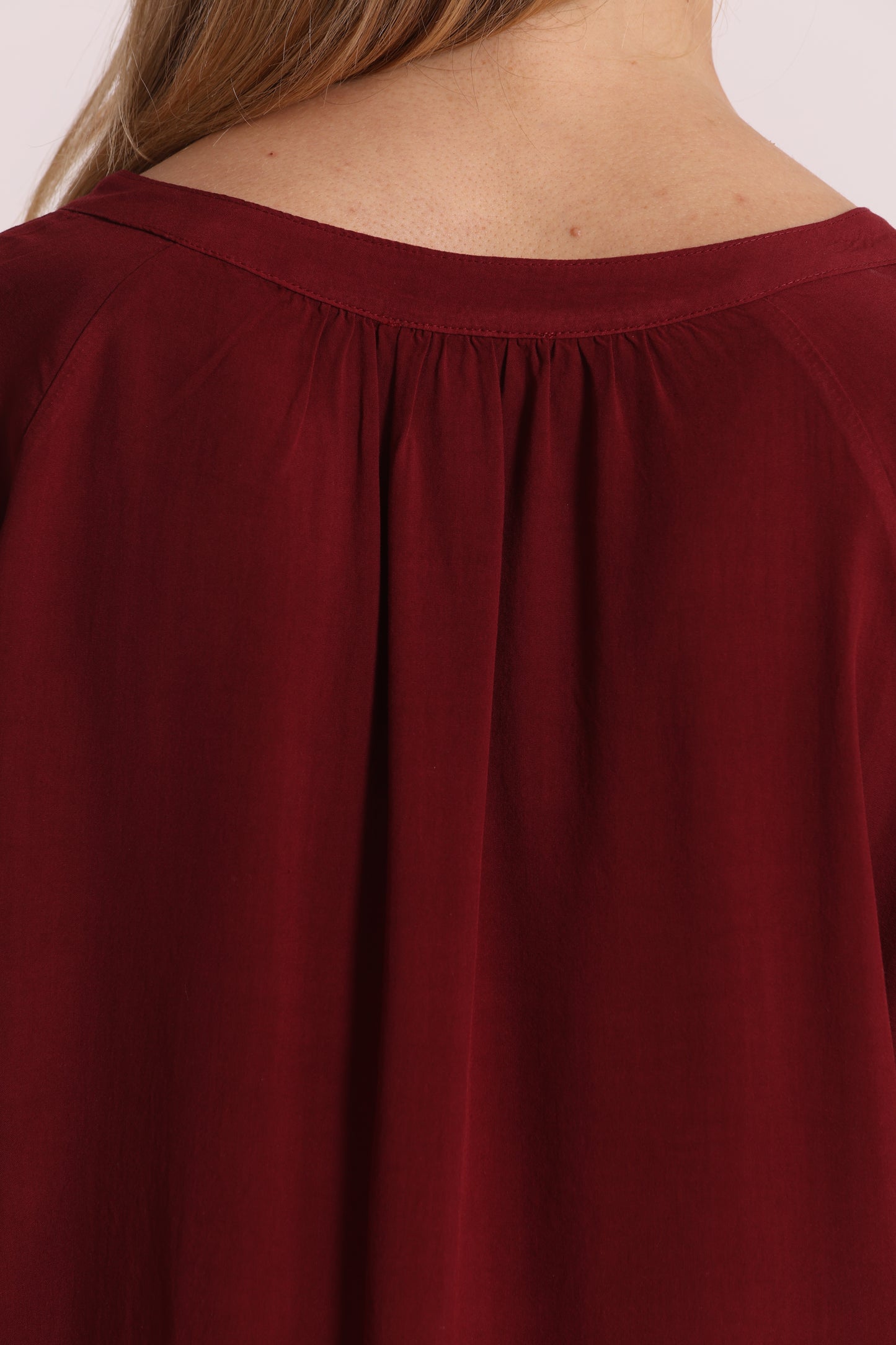 BLUSA A MANICHE LUNGHE TINTA UNITA