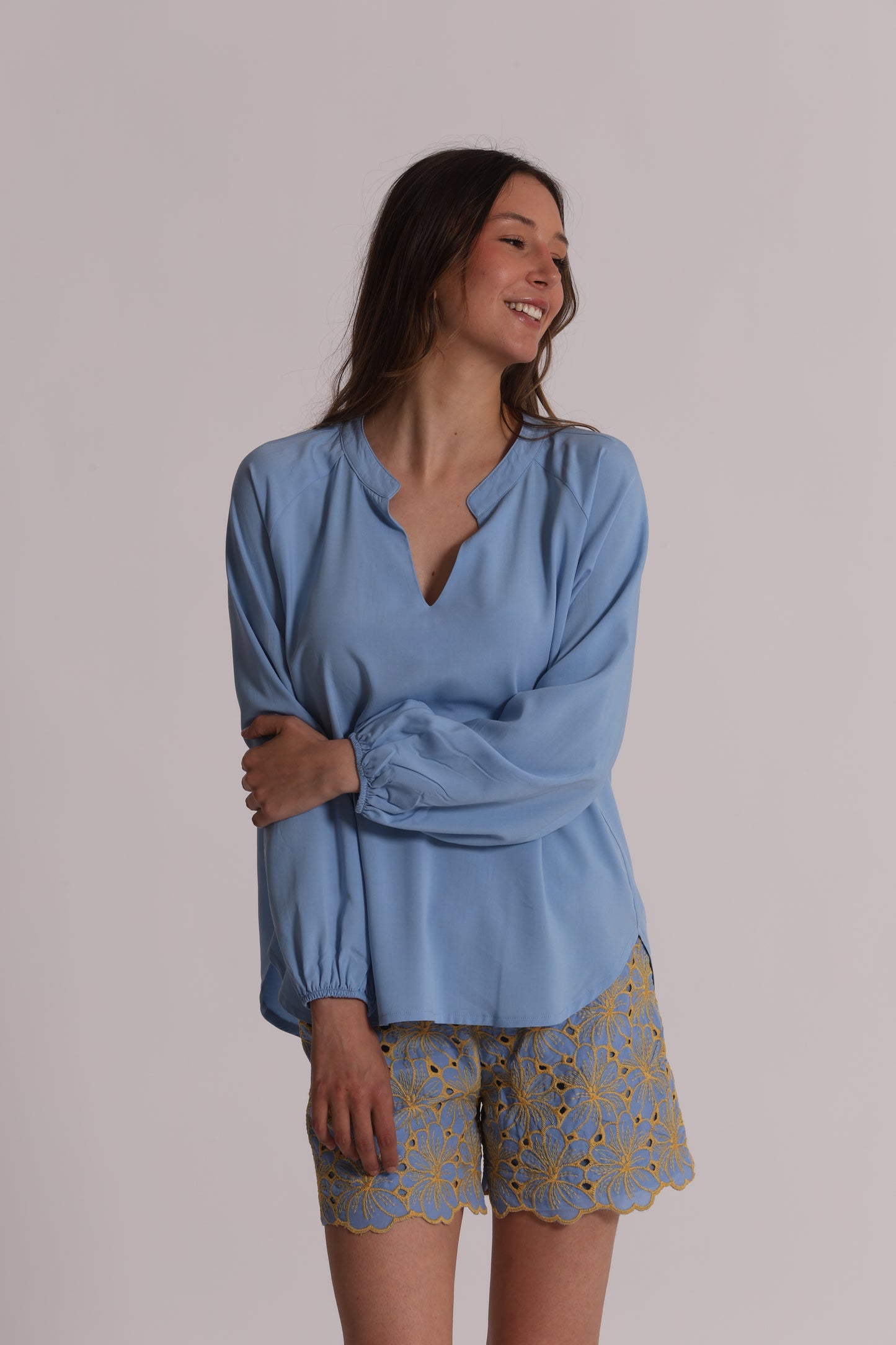 BLUSA A MANICHE LUNGHE TINTA UNITA