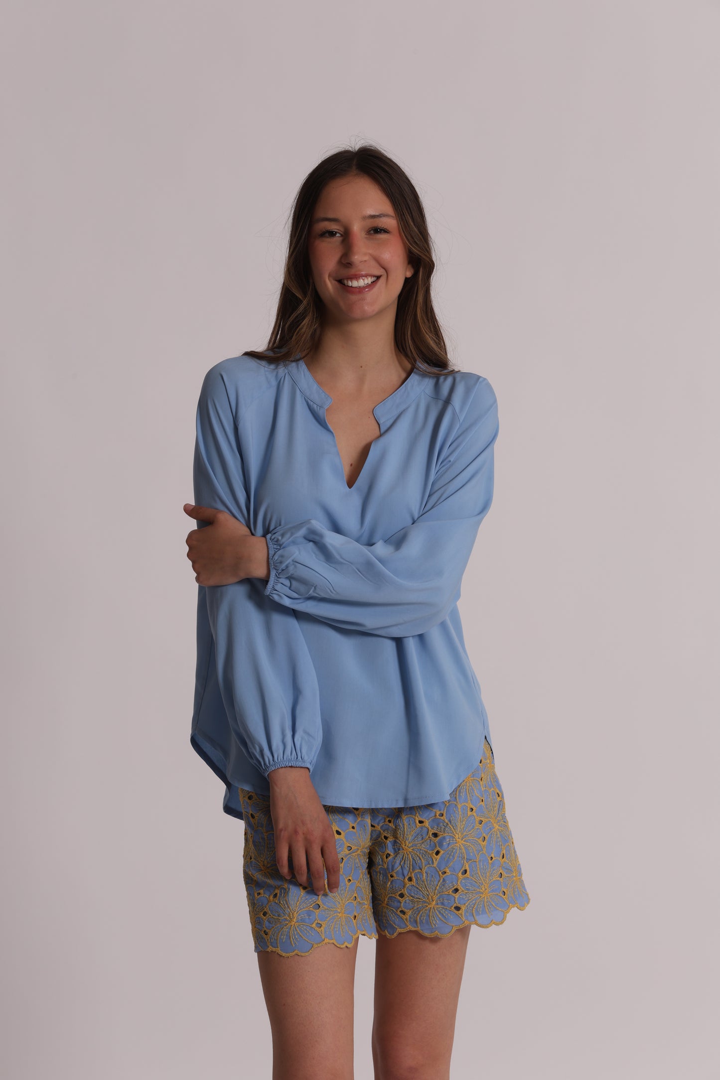 BLUSA A MANICHE LUNGHE TINTA UNITA