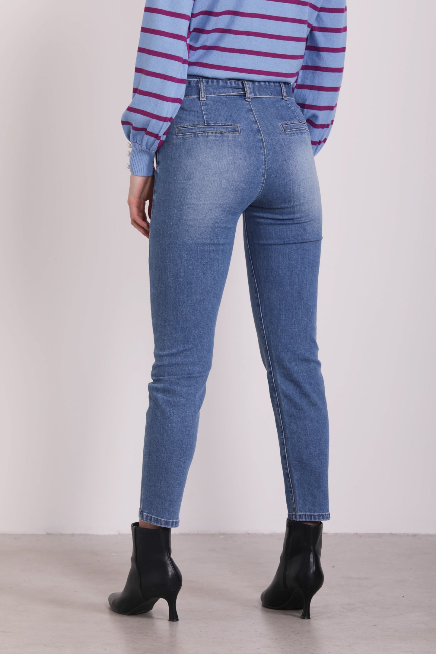 JEANS CARROTS A VITA ALTA CON CINTURA