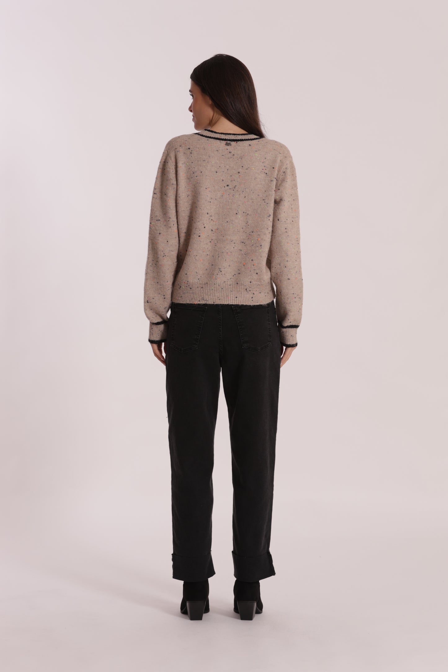 JEANS CROPPED CON RIVOLTO