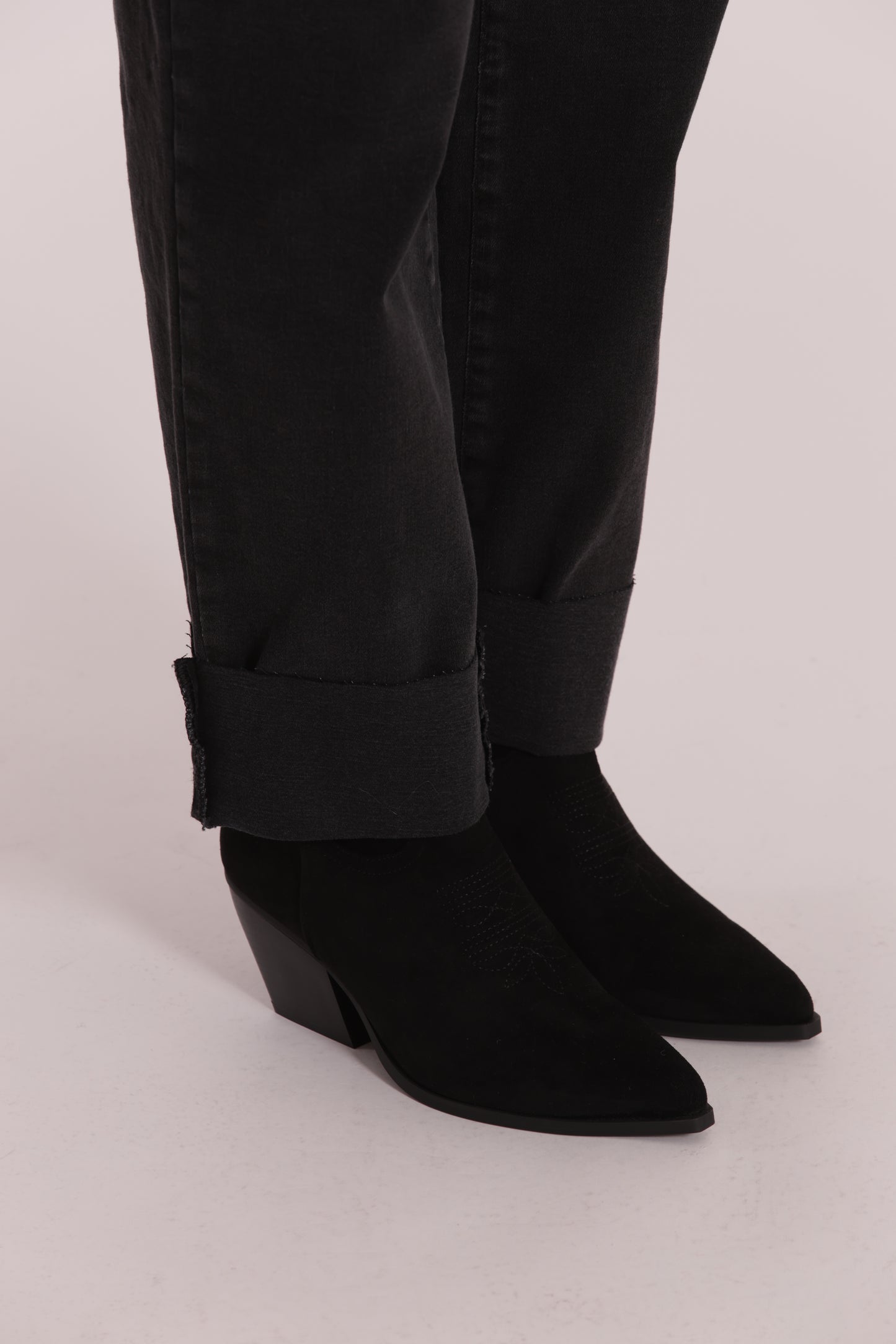 JEANS CROPPED CON RIVOLTO