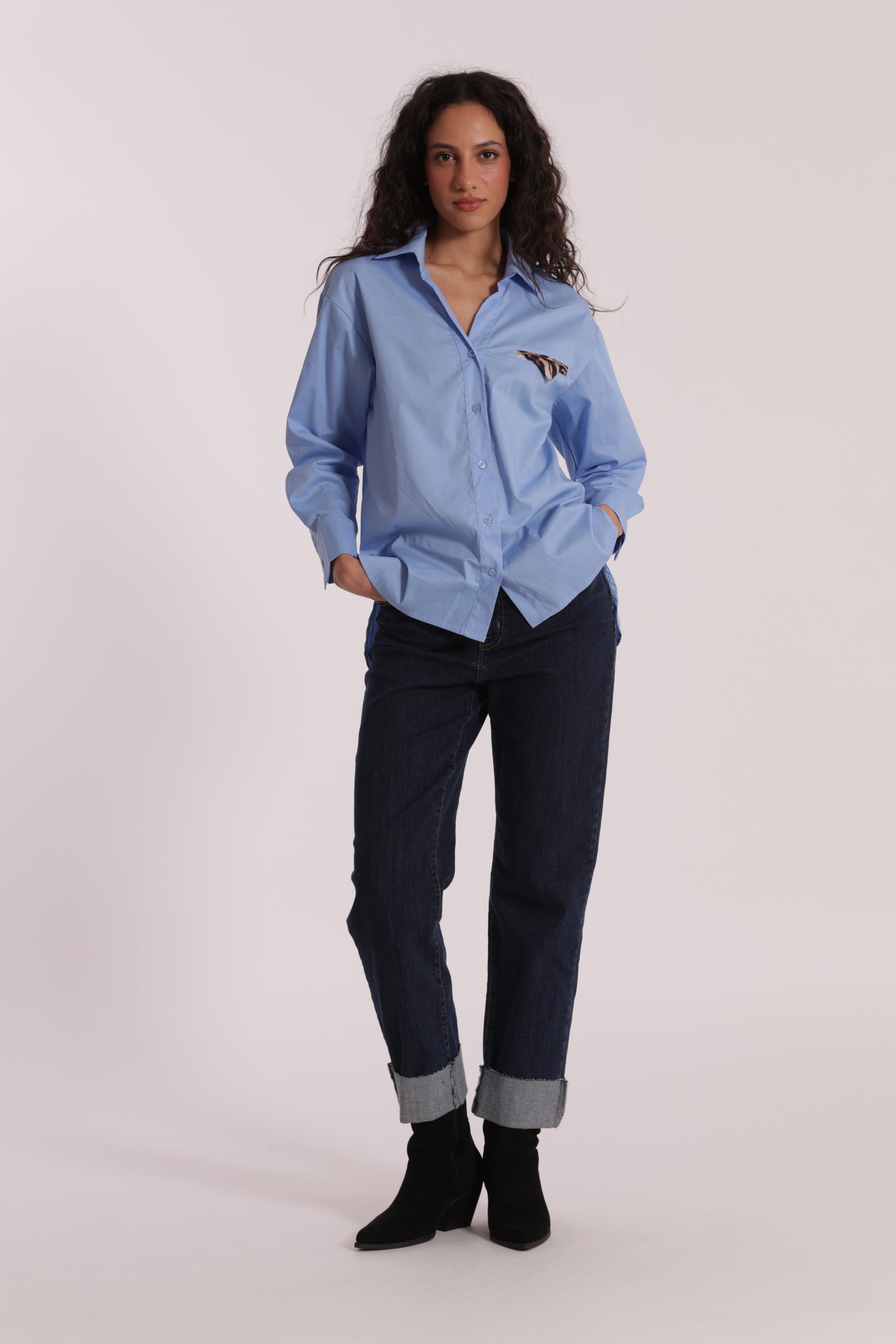 JEANS CROPPED CON RIVOLTO