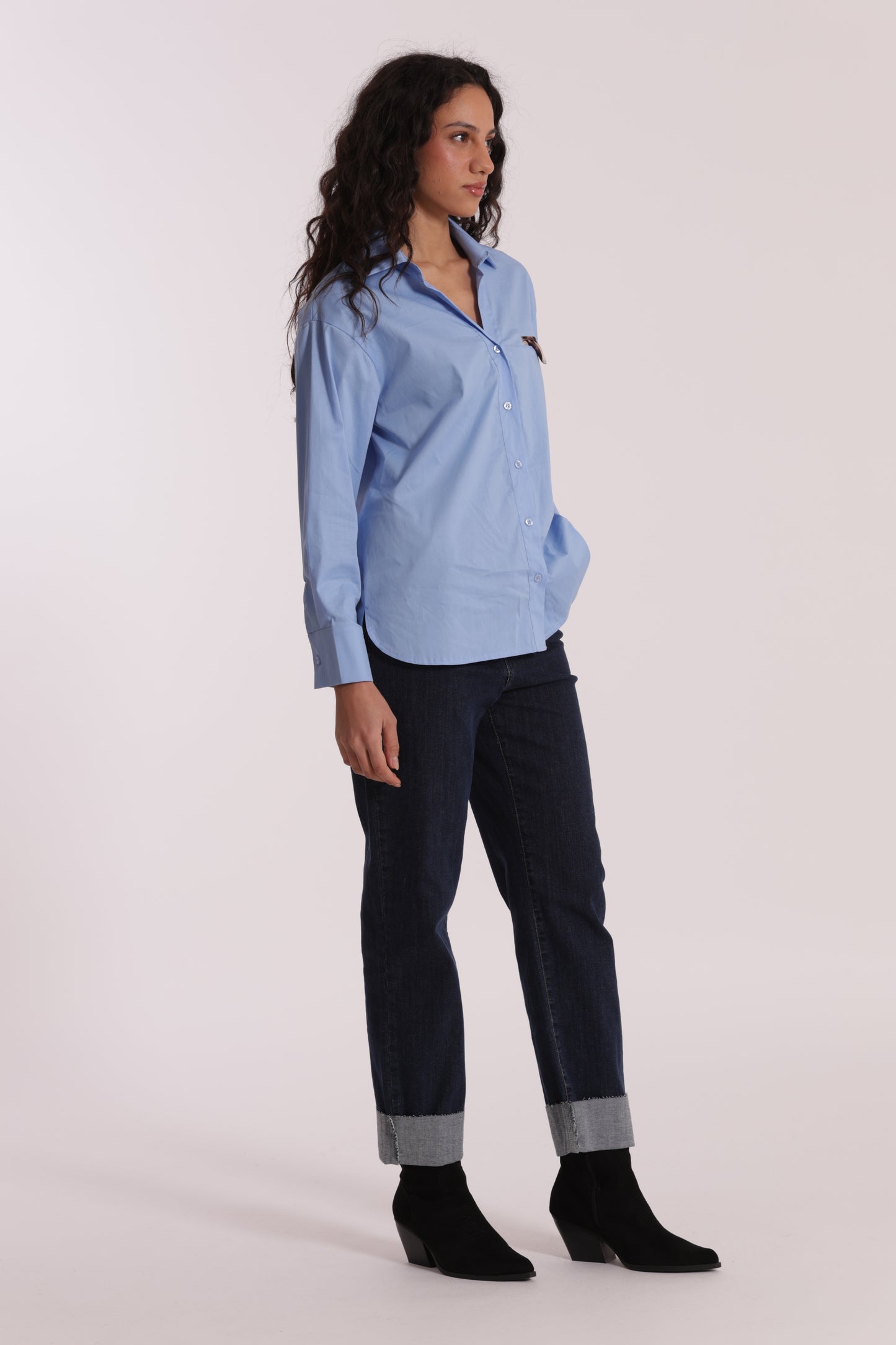 JEANS CROPPED CON RIVOLTO