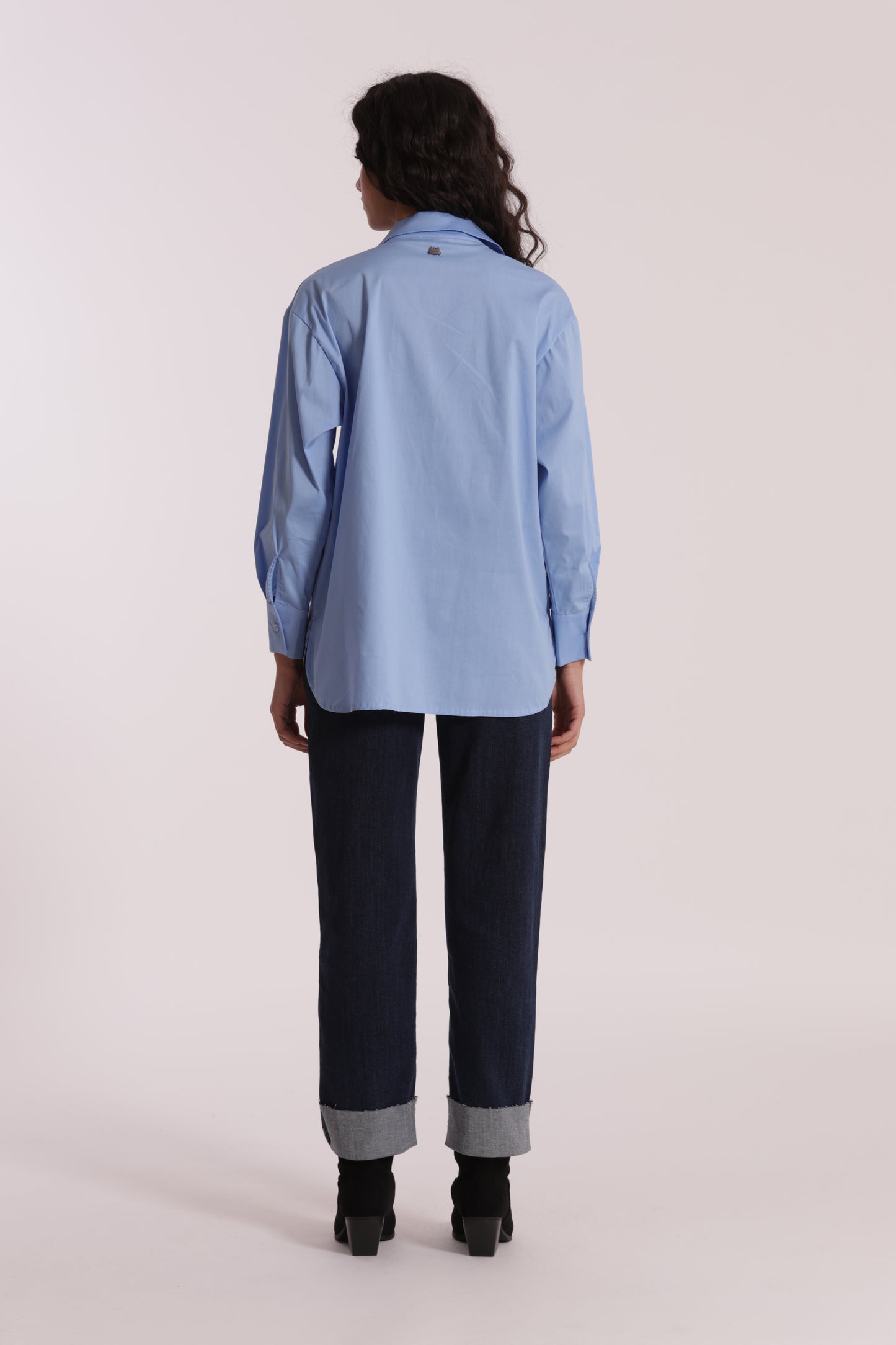 JEANS CROPPED CON RIVOLTO