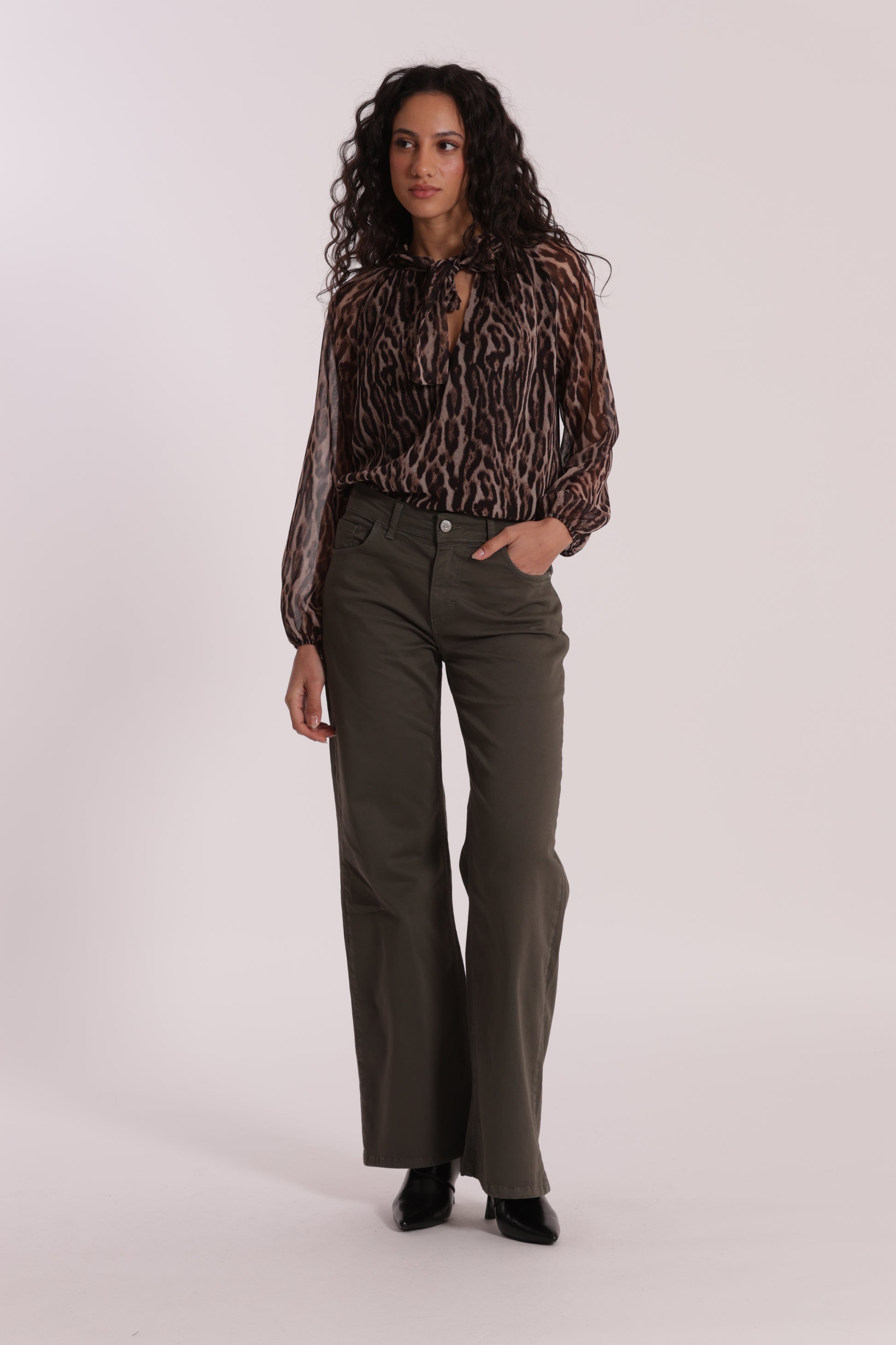 PANTALONE DRITTO CON TASCA QUADRATA IN GABARDINA