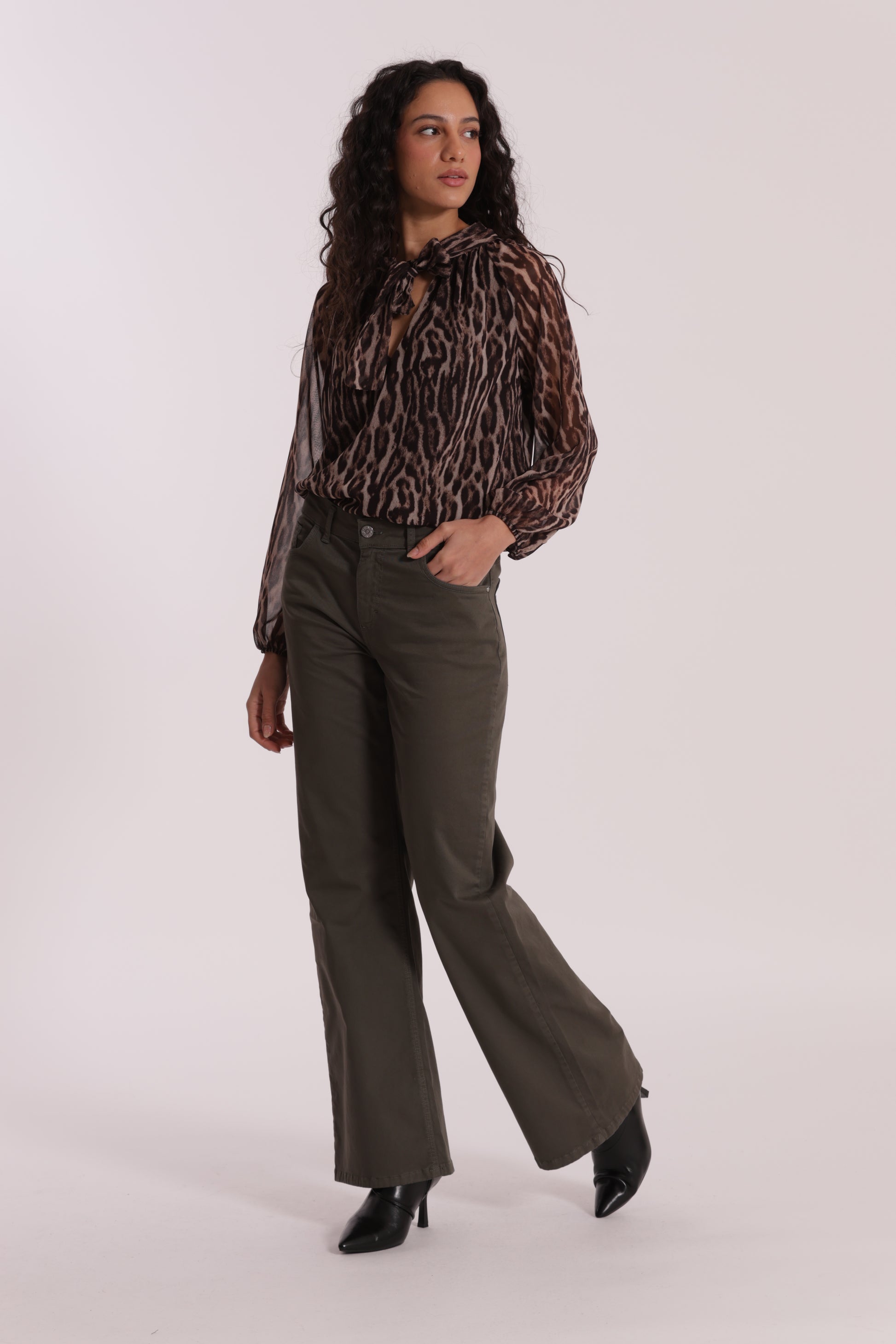 PANTALONE DRITTO CON TASCA QUADRATA IN GABARDINA