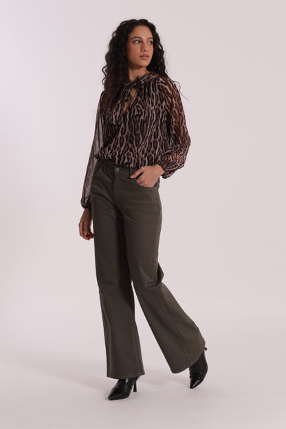 PANTALONE DRITTO CON TASCA QUADRATA IN GABARDINA