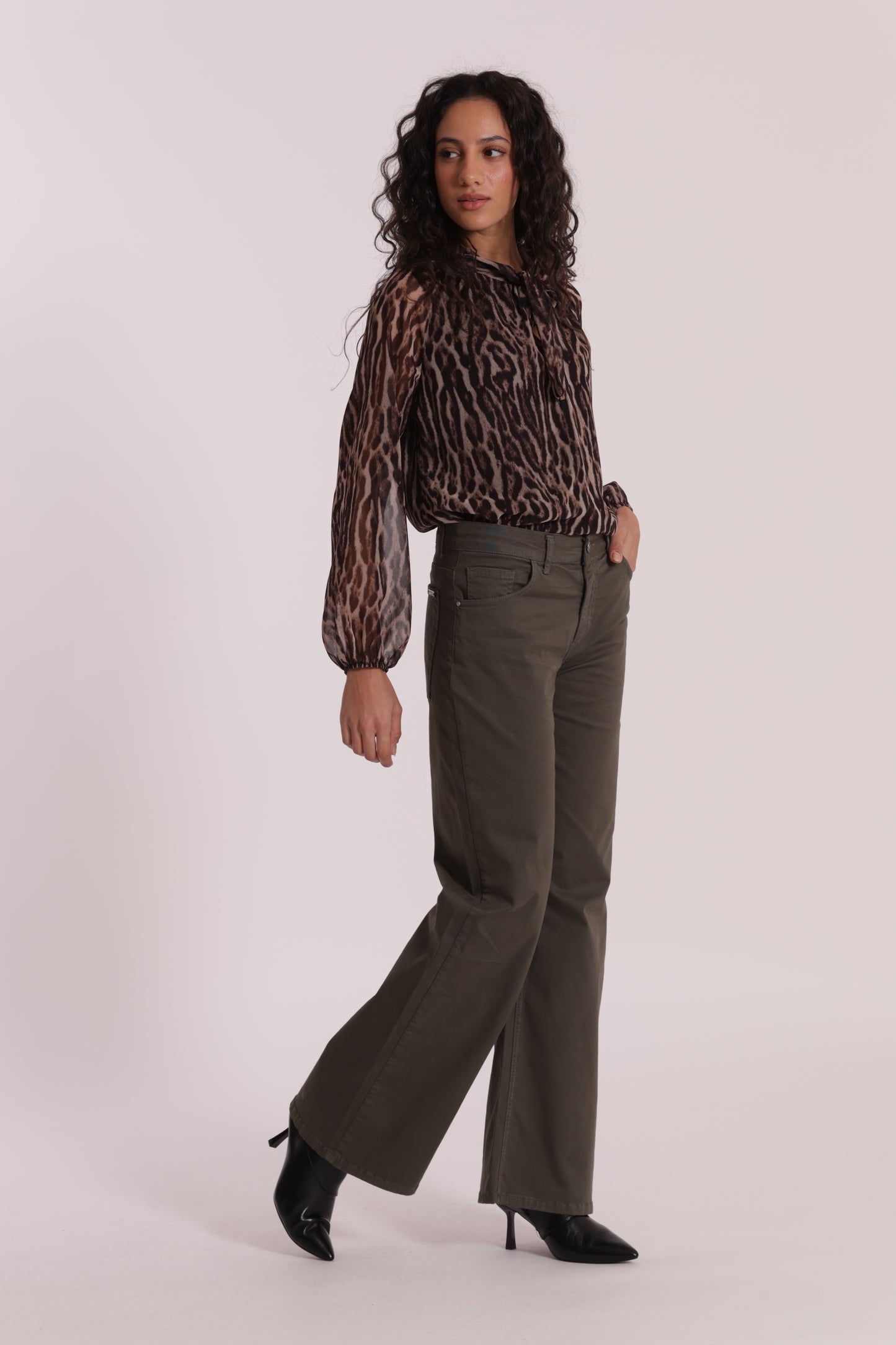 PANTALONE DRITTO CON TASCA QUADRATA IN GABARDINA