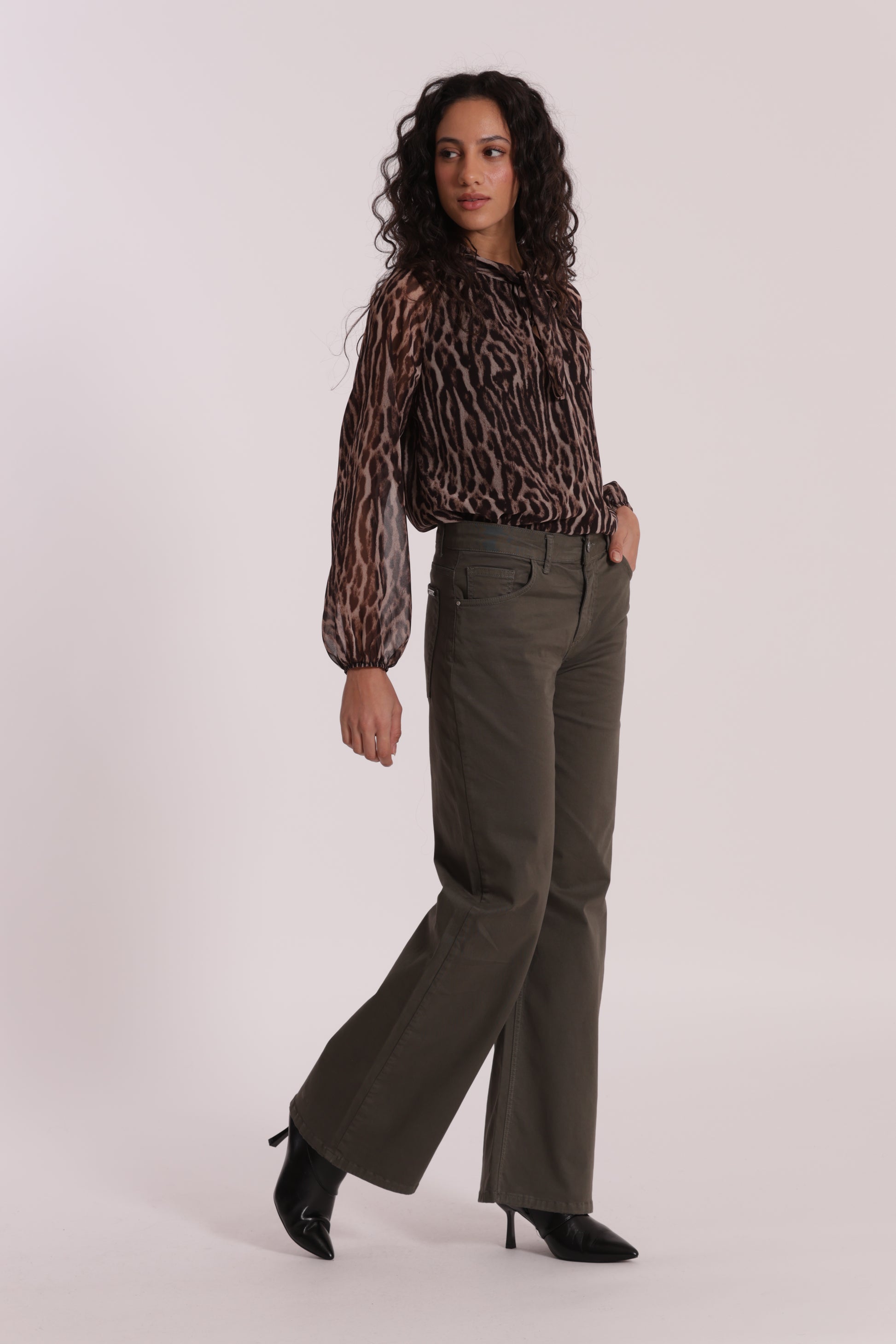 PANTALONE DRITTO CON TASCA QUADRATA IN GABARDINA