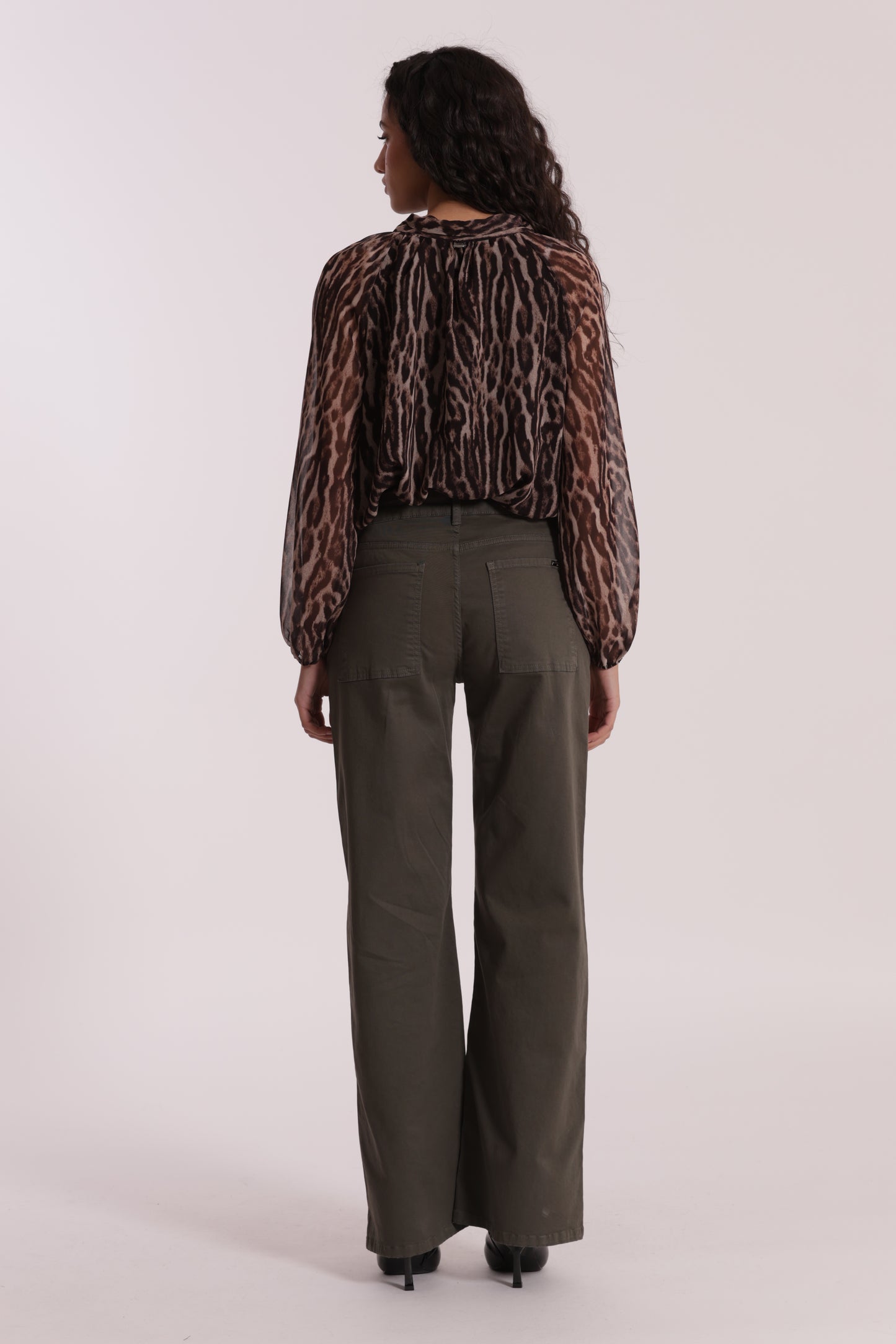 PANTALONE DRITTO CON TASCA QUADRATA IN GABARDINA