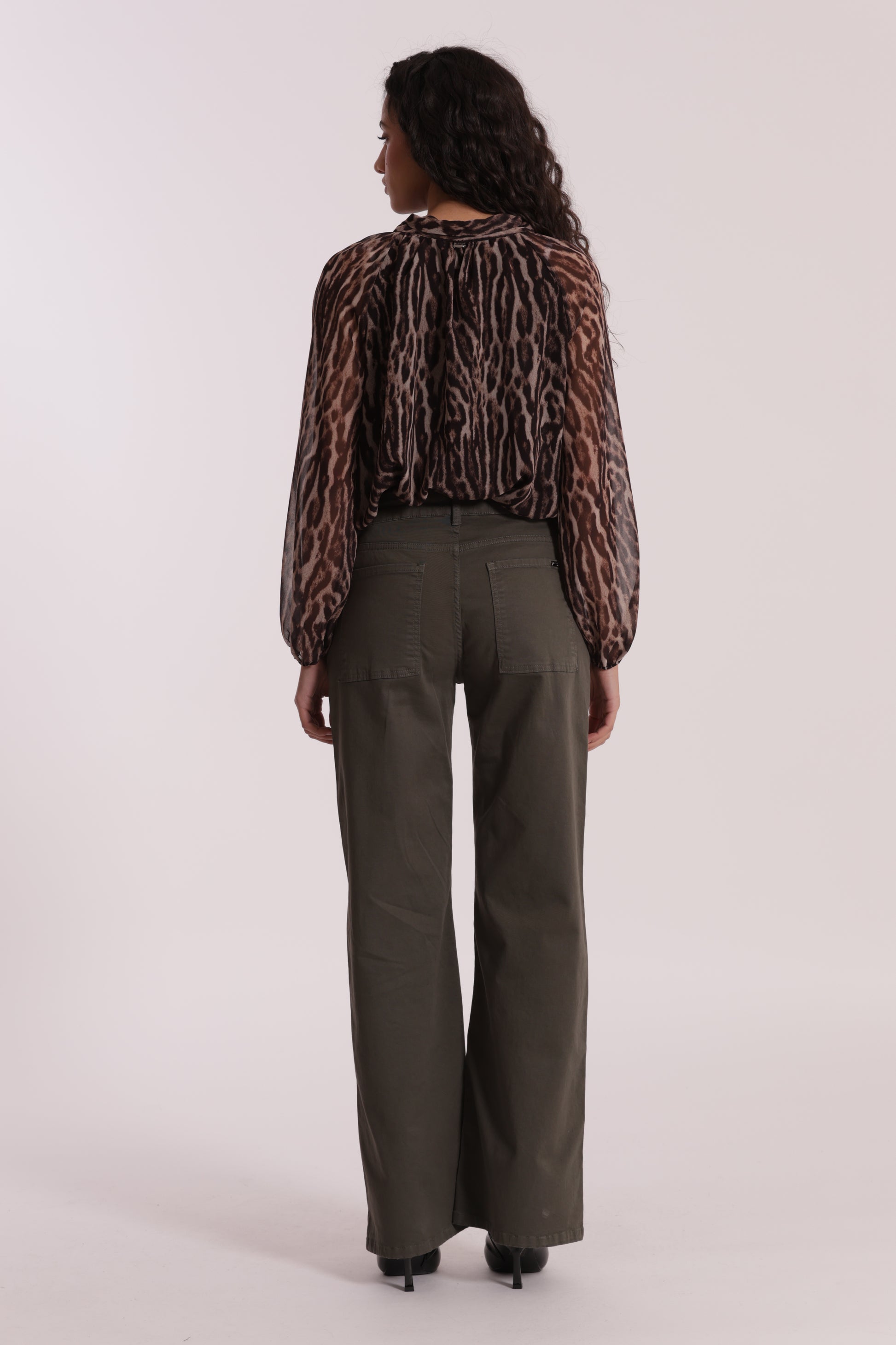 PANTALONE DRITTO CON TASCA QUADRATA IN GABARDINA