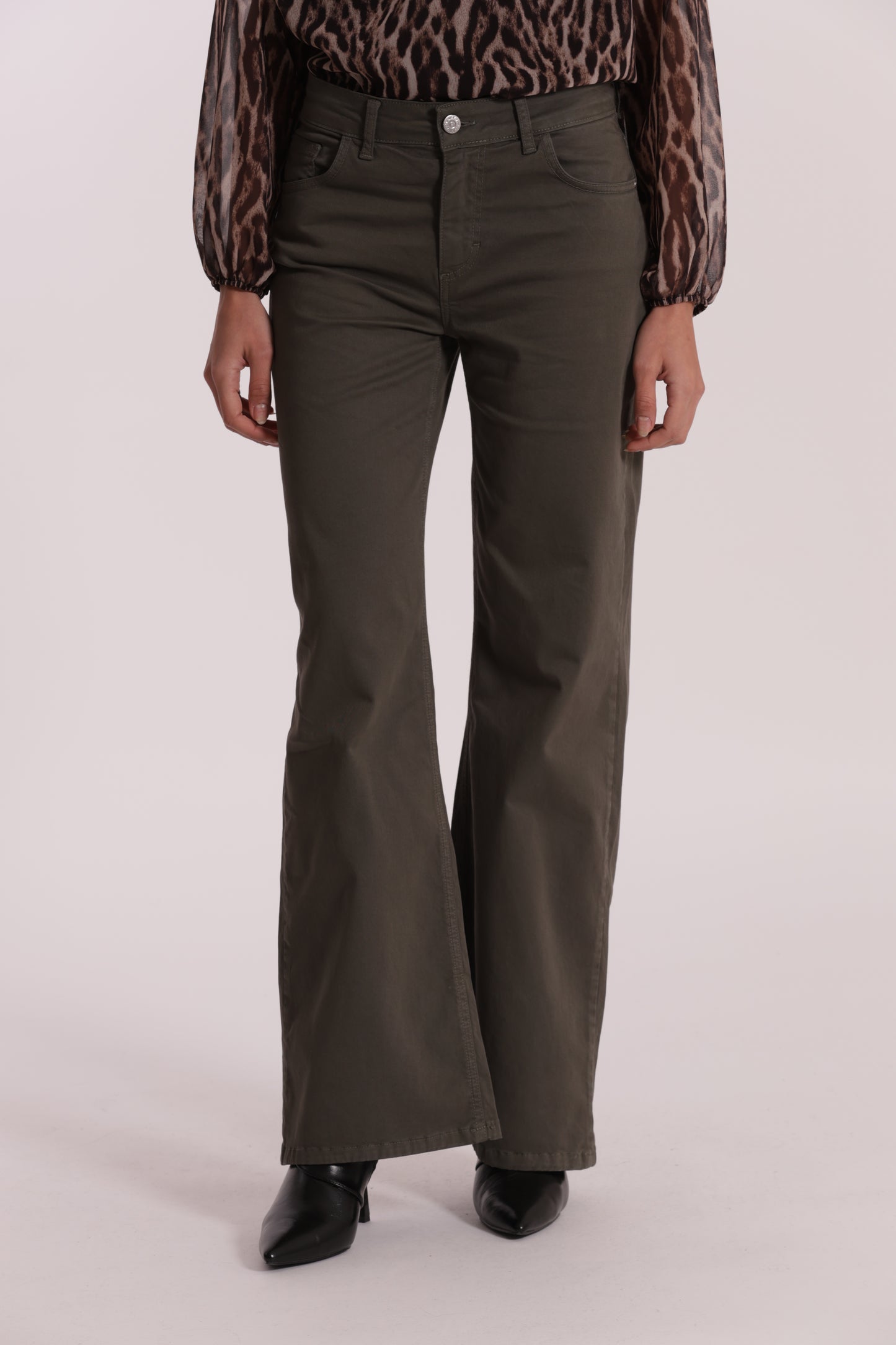 PANTALONE DRITTO CON TASCA QUADRATA IN GABARDINA