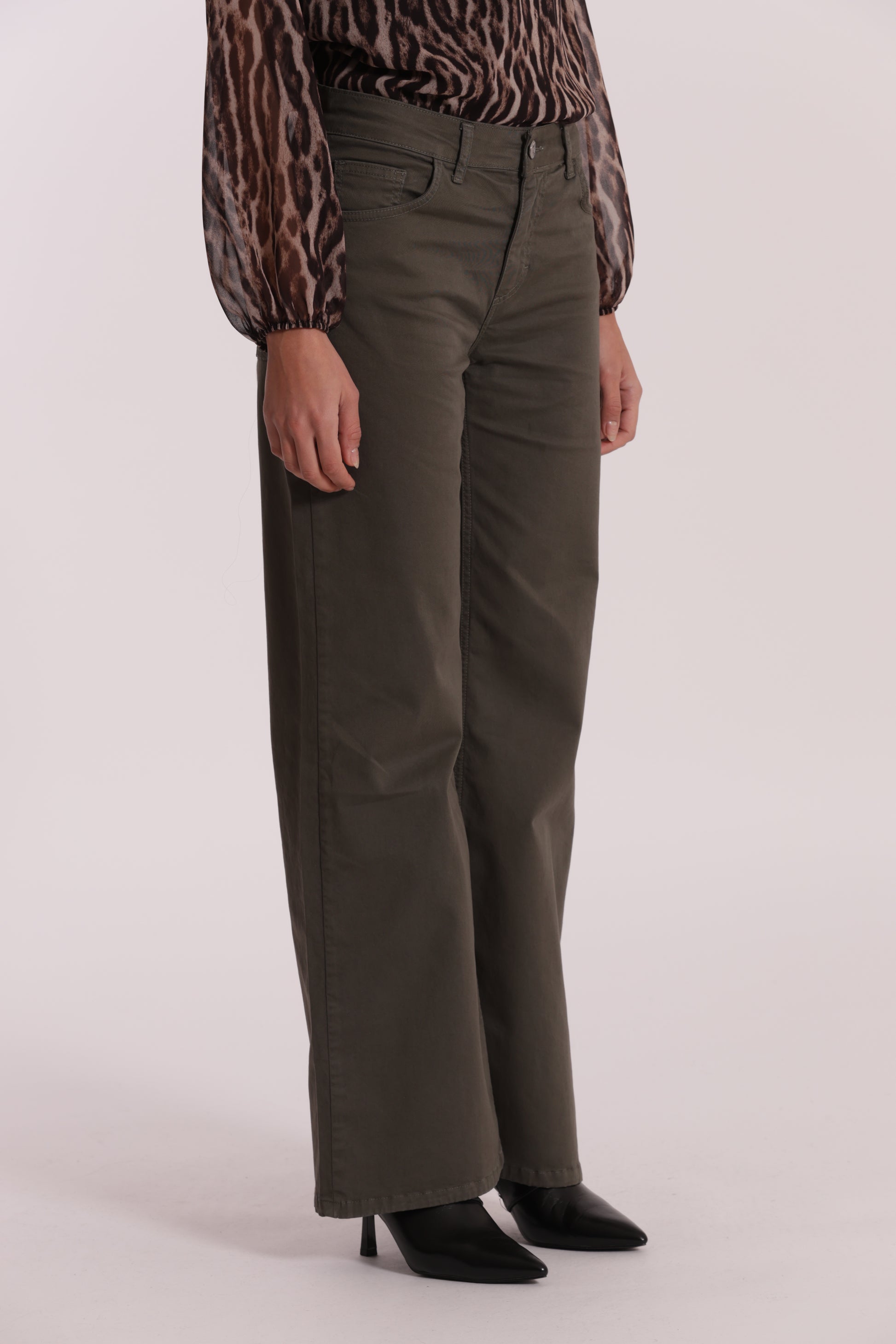 PANTALONE DRITTO CON TASCA QUADRATA IN GABARDINA