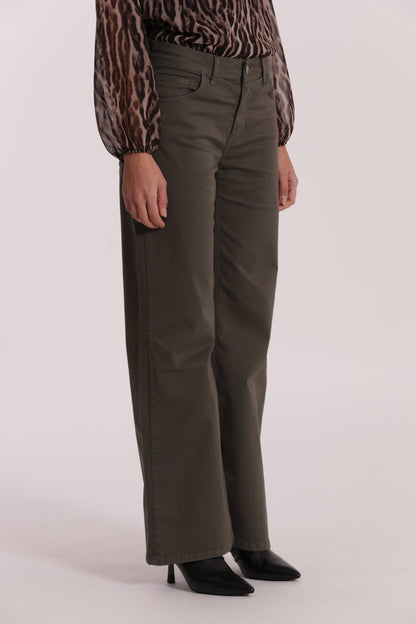 PANTALONE DRITTO CON TASCA QUADRATA IN GABARDINA