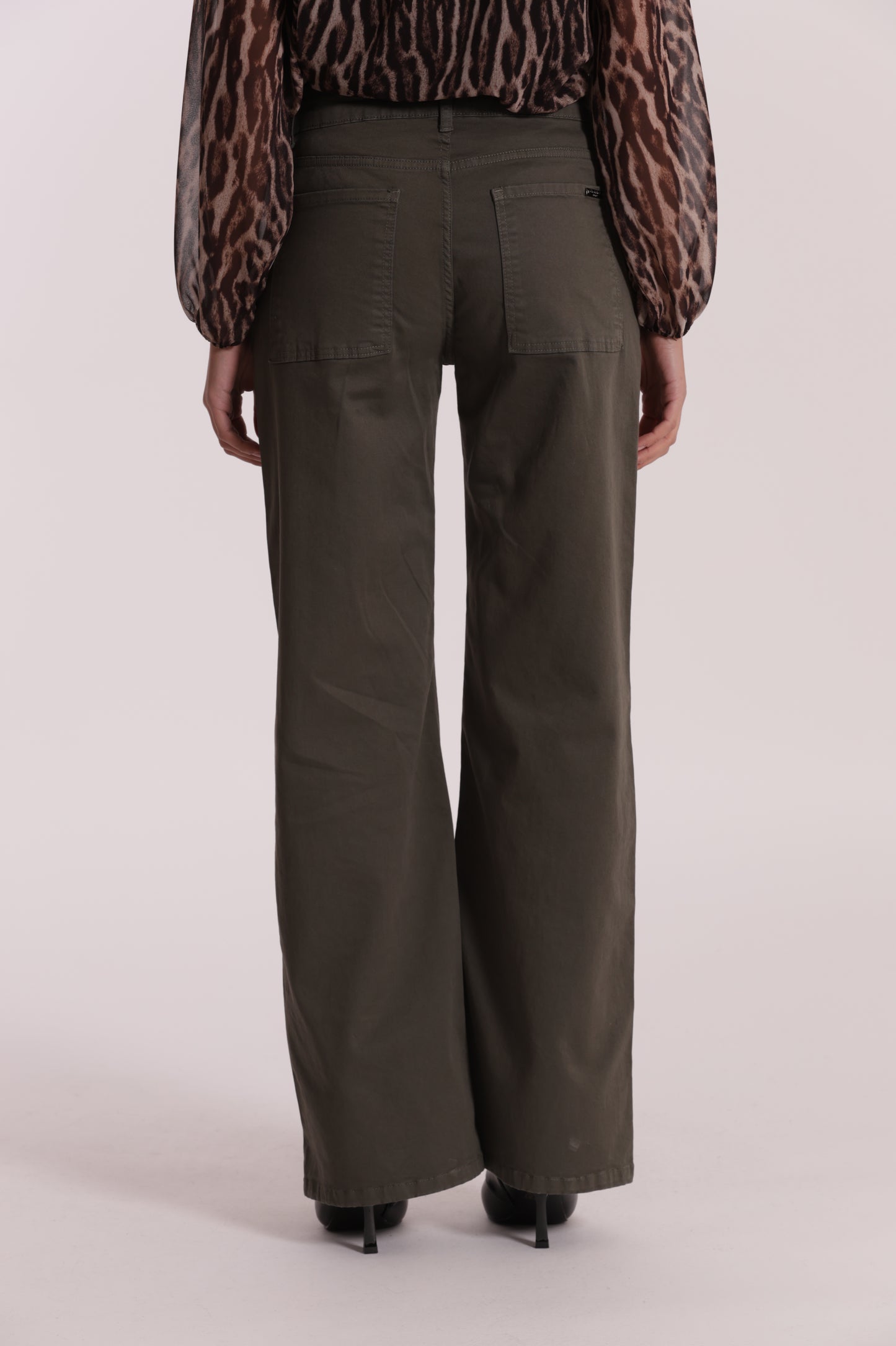 PANTALONE DRITTO CON TASCA QUADRATA IN GABARDINA