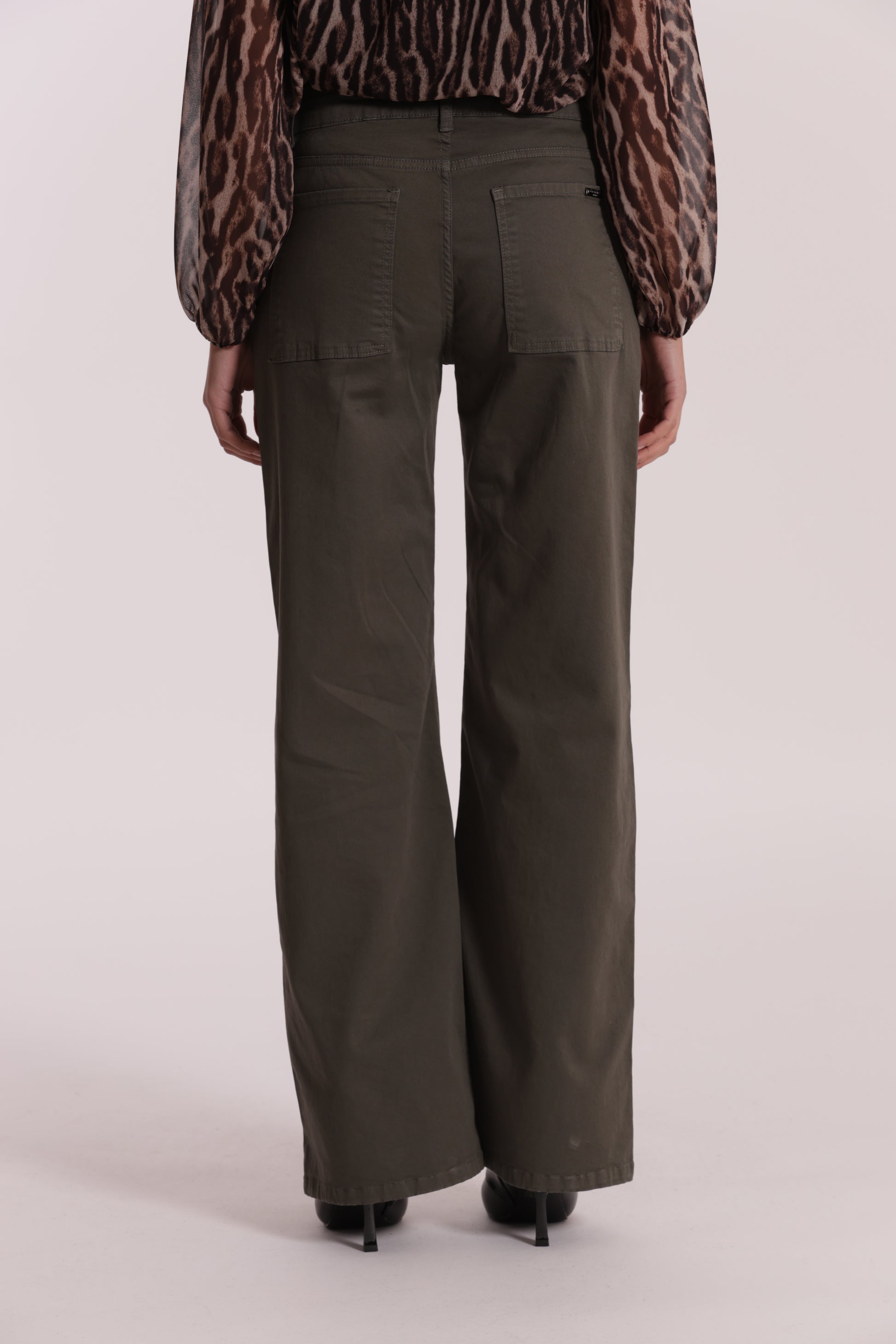 PANTALONE DRITTO CON TASCA QUADRATA IN GABARDINA