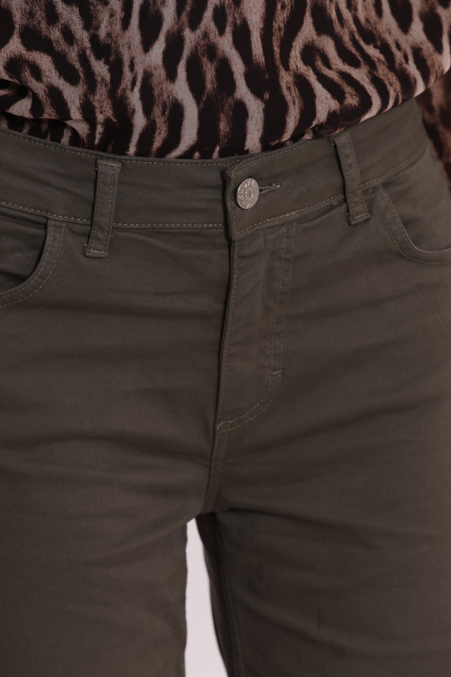 PANTALONE DRITTO CON TASCA QUADRATA IN GABARDINA