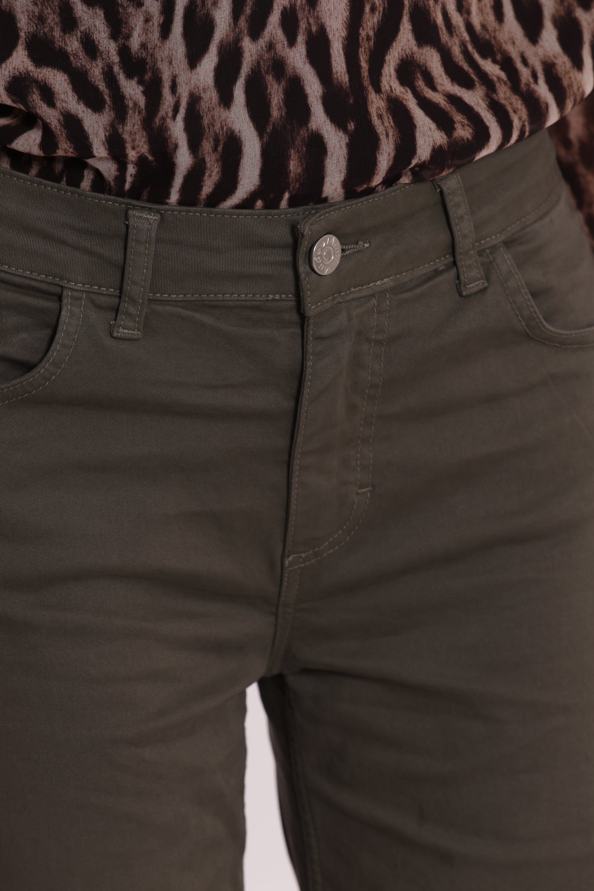 PANTALONE DRITTO CON TASCA QUADRATA IN GABARDINA