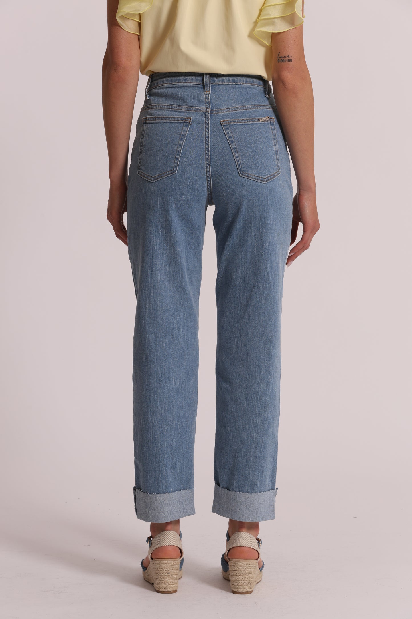 JEANS CROPPED CON RISVOLTO