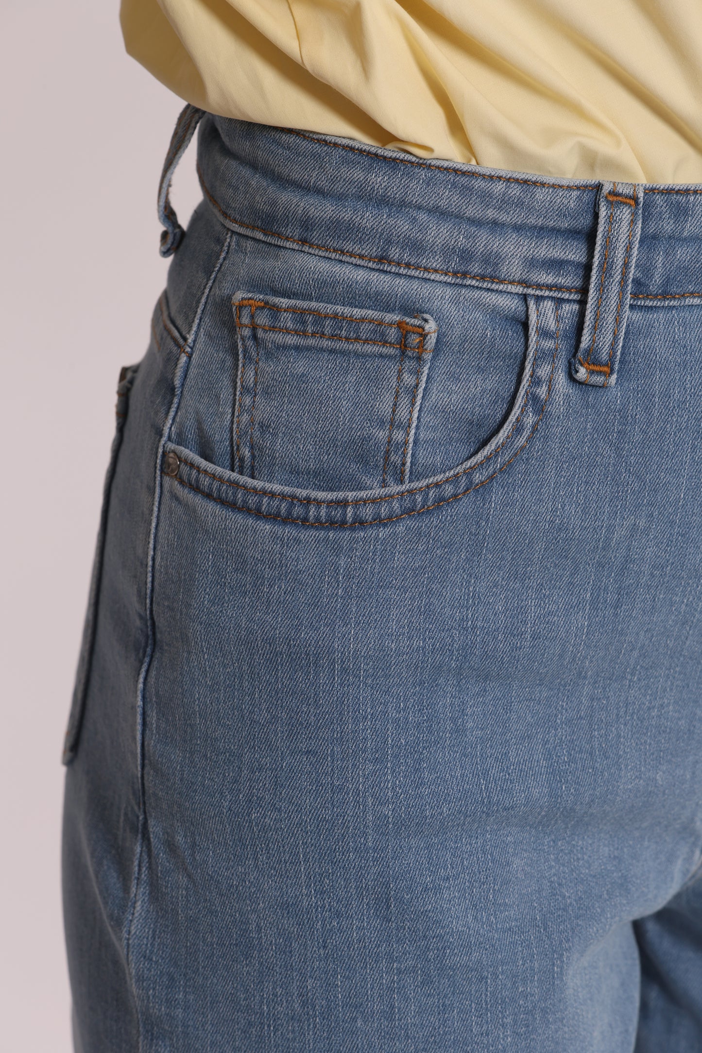 JEANS CROPPED CON RISVOLTO