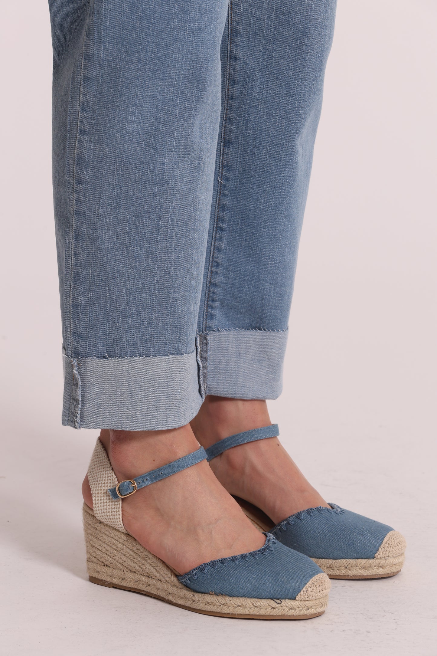 JEANS CROPPED CON RISVOLTO