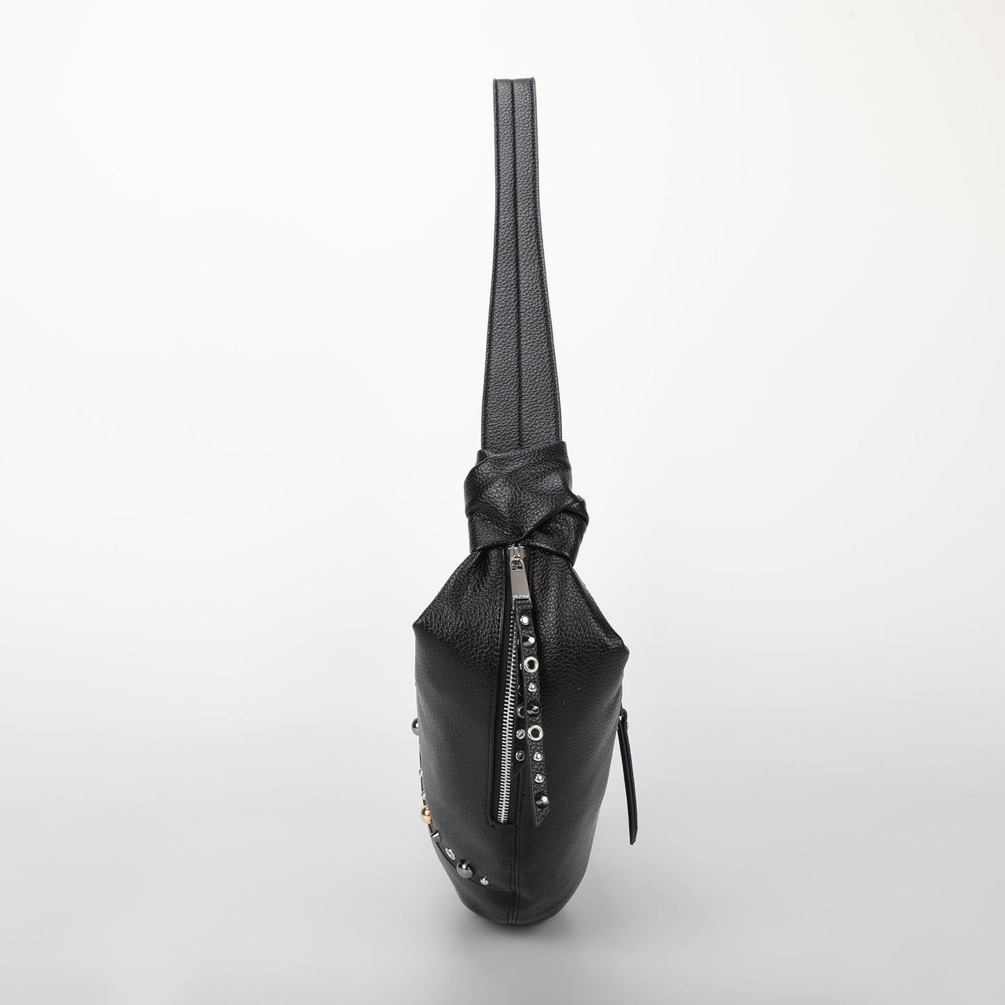 BORSA A TRACOLLA MEZZALUNA CON BORCHIE