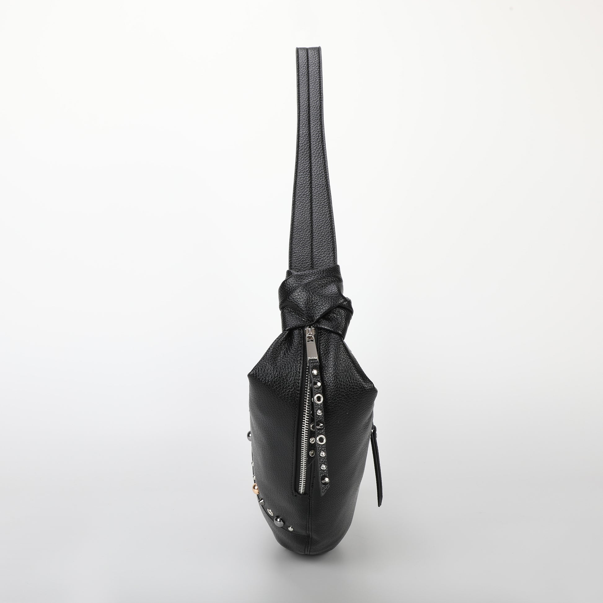 BORSA A TRACOLLA MEZZALUNA CON BORCHIE