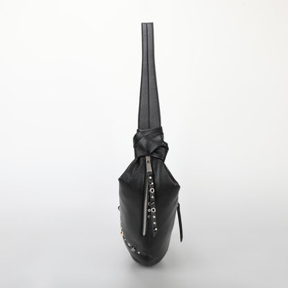 BORSA A TRACOLLA MEZZALUNA CON BORCHIE