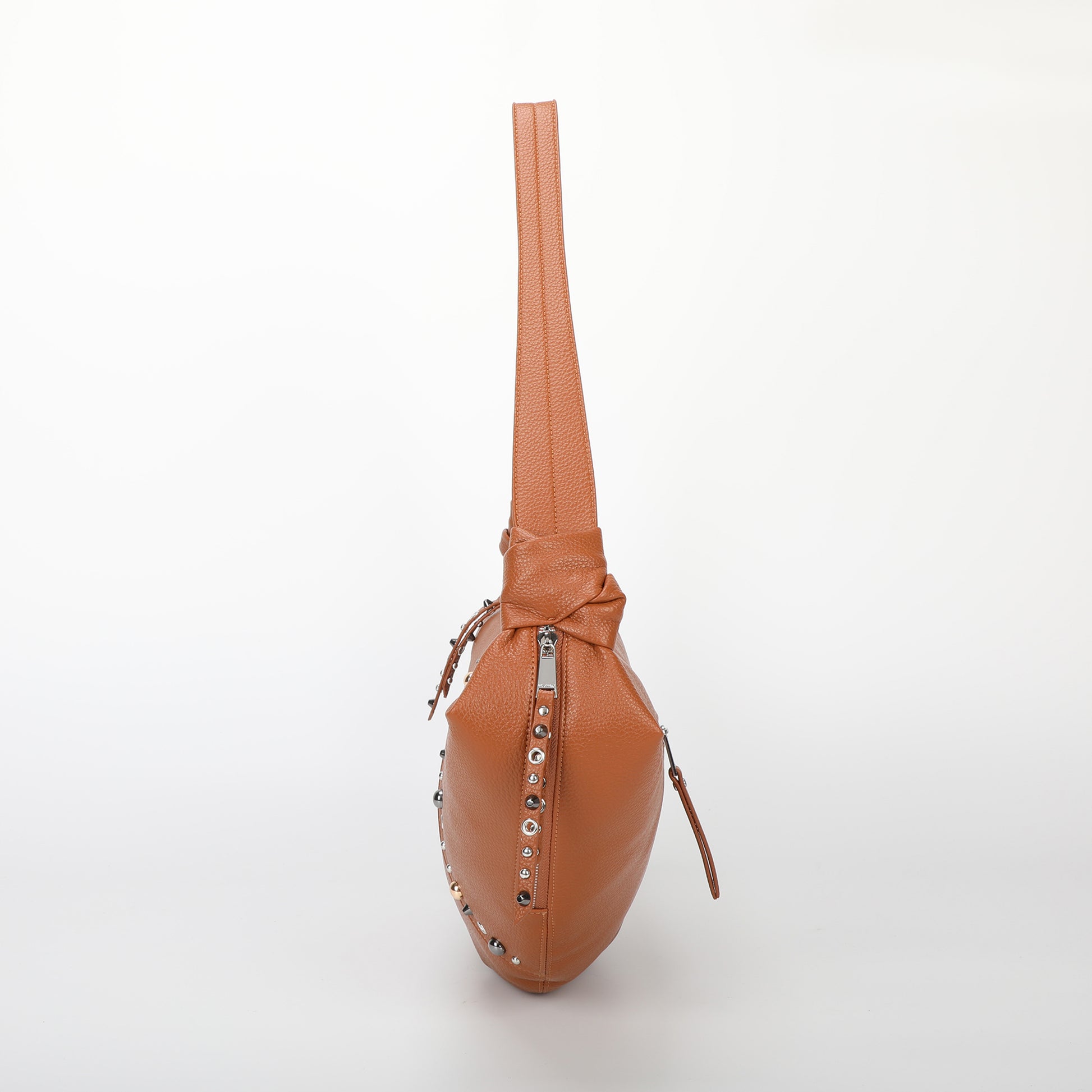 BORSA A TRACOLLA MEZZALUNA CON BORCHIE