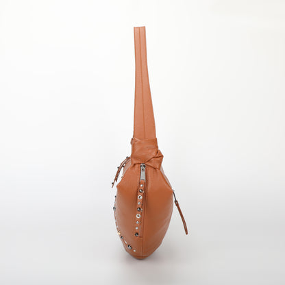 BORSA A TRACOLLA MEZZALUNA CON BORCHIE