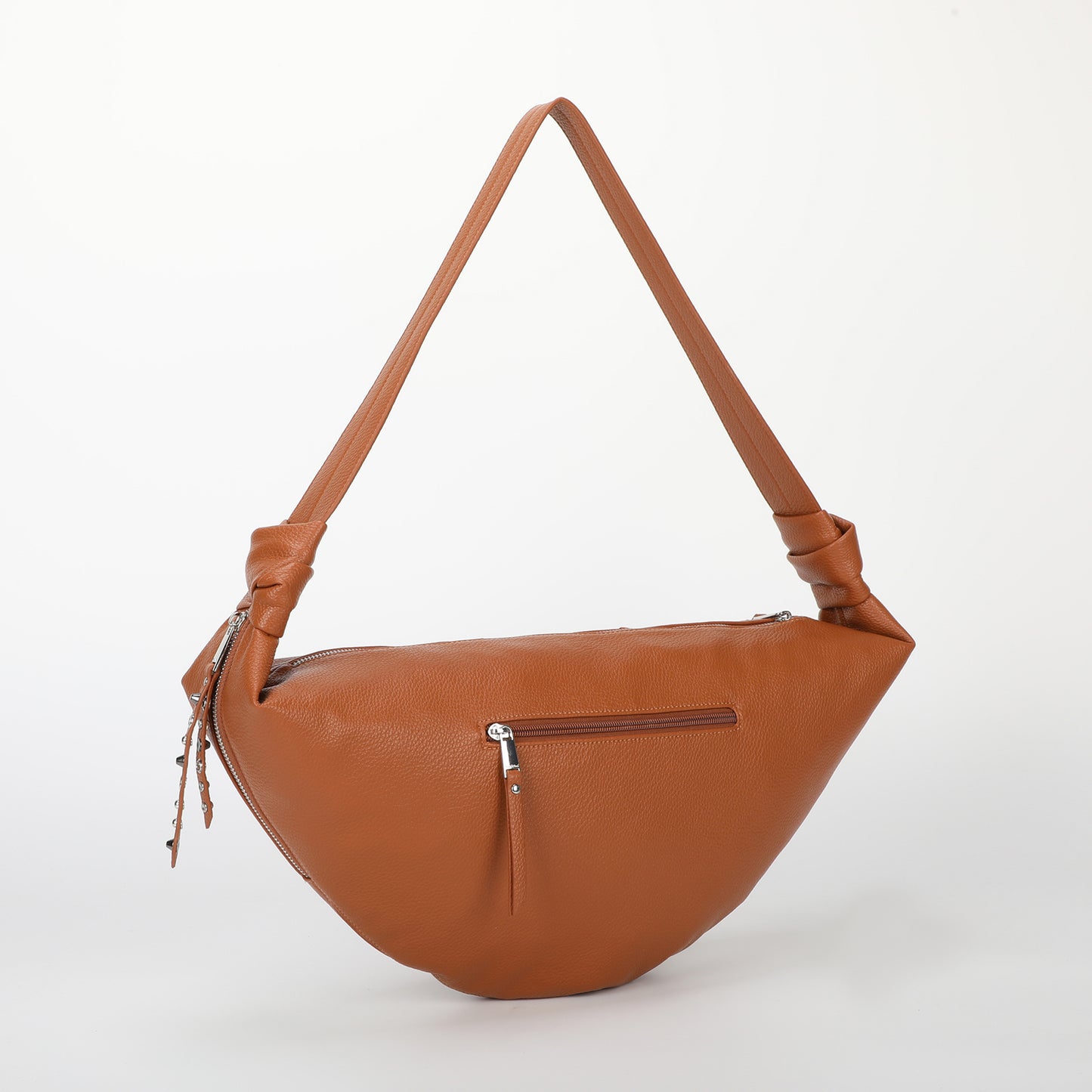 BORSA A TRACOLLA MEZZALUNA CON BORCHIE