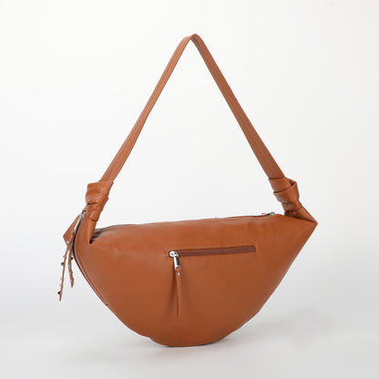 BORSA A TRACOLLA MEZZALUNA CON BORCHIE