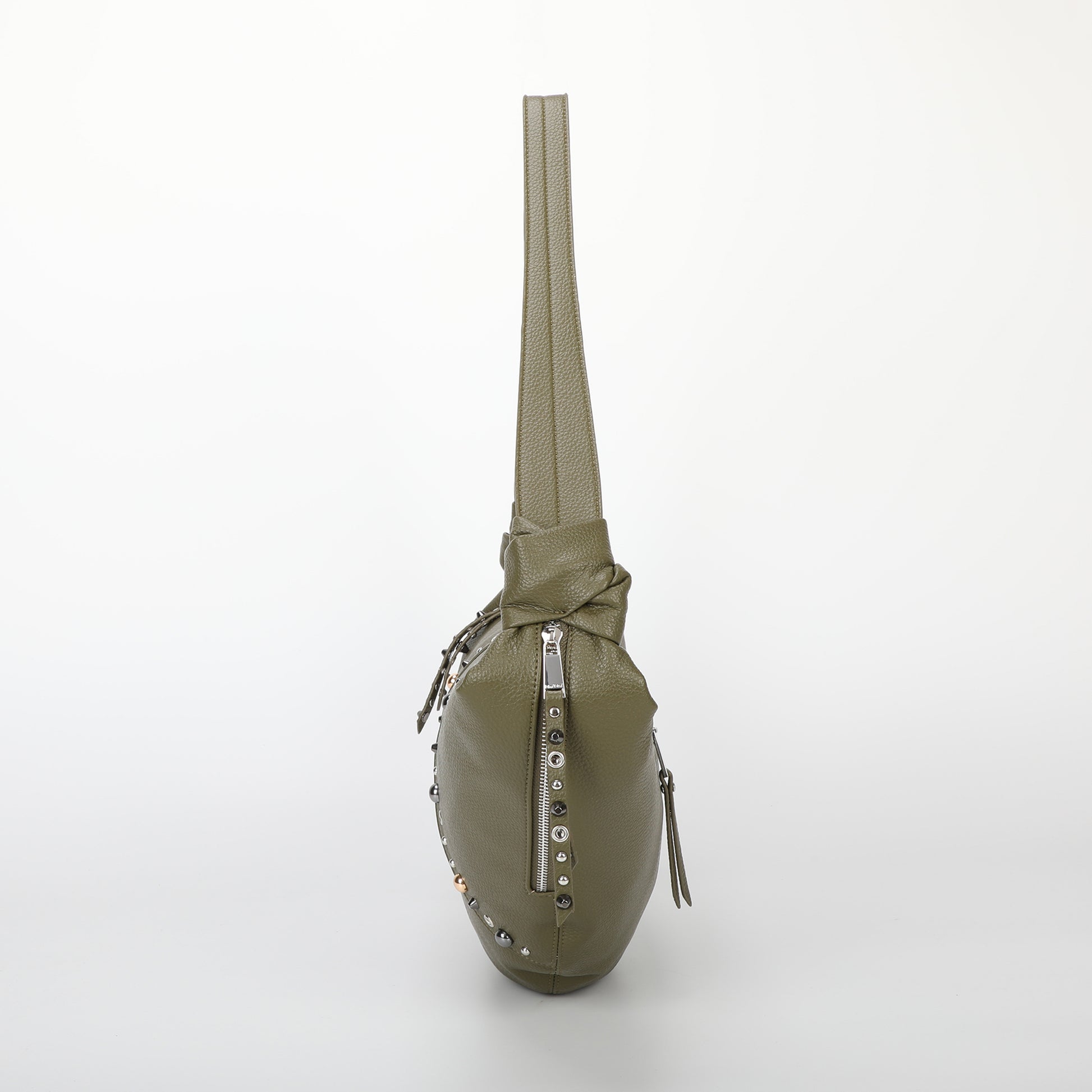 BORSA A TRACOLLA MEZZALUNA CON BORCHIE