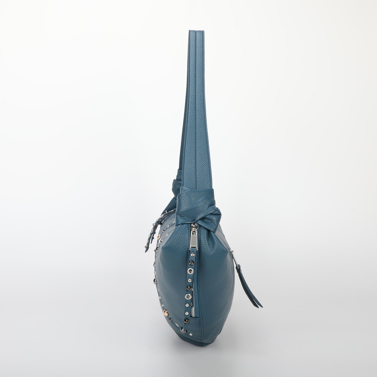 BORSA A TRACOLLA MEZZALUNA CON BORCHIE