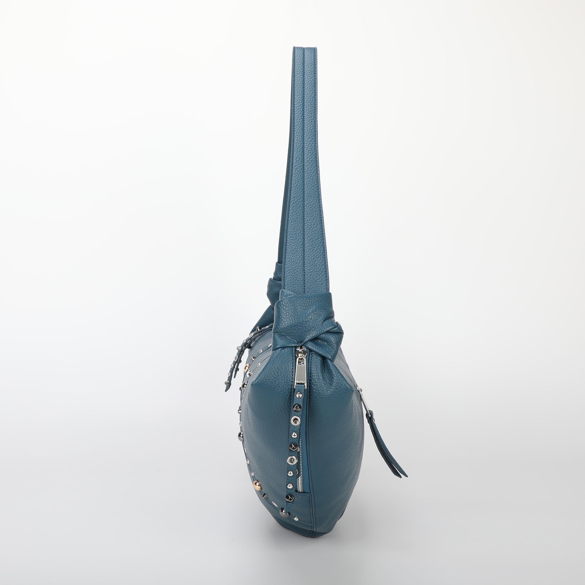 BORSA A TRACOLLA MEZZALUNA CON BORCHIE