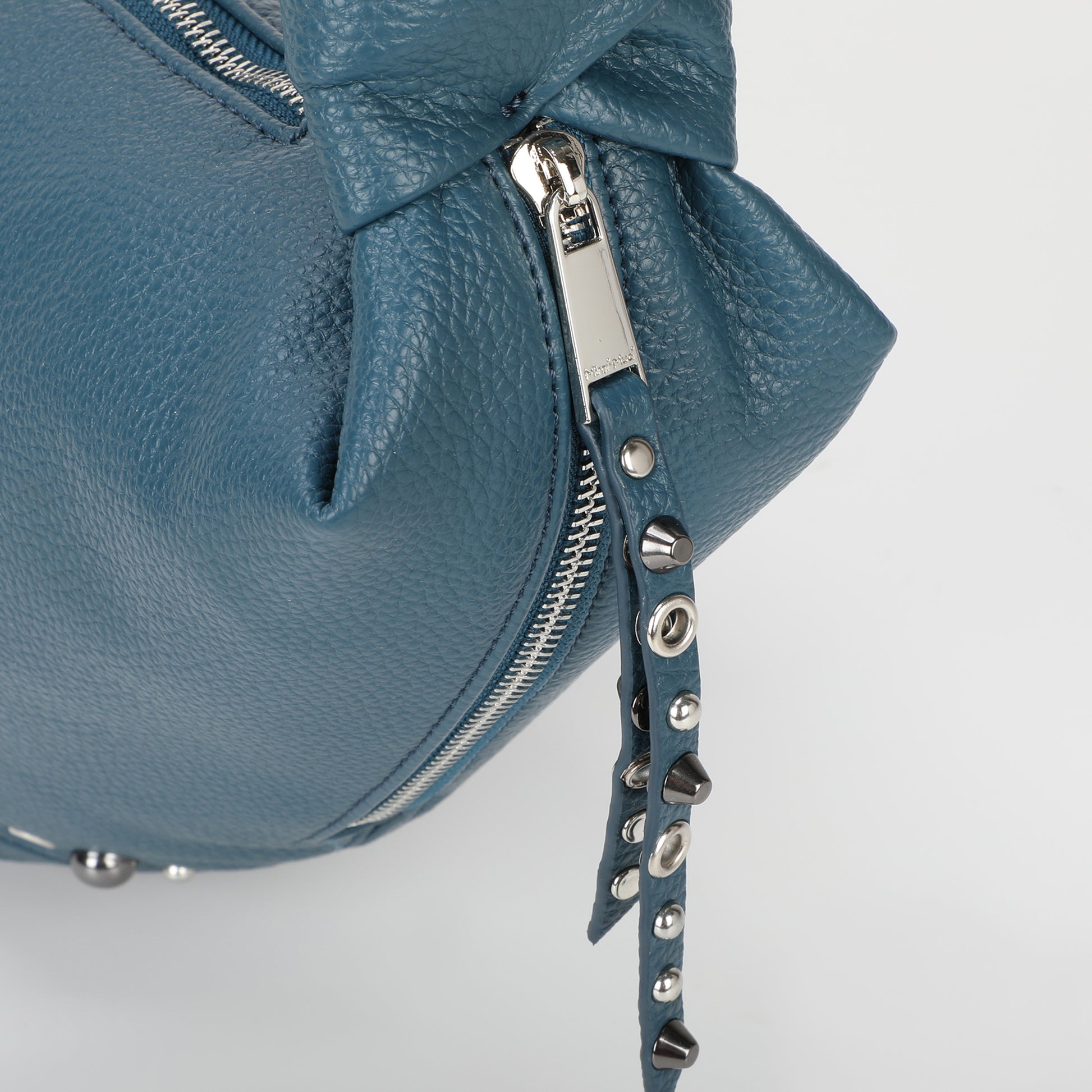 BORSA A TRACOLLA MEZZALUNA CON BORCHIE