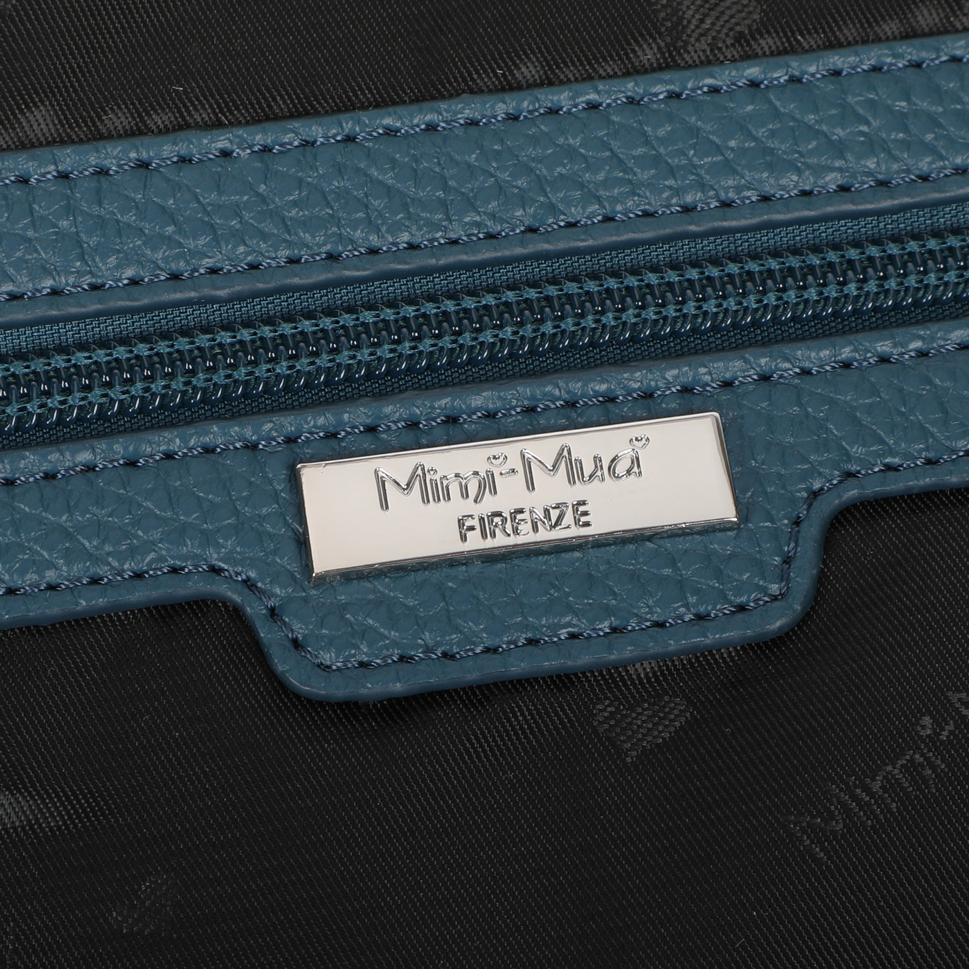 BORSA A TRACOLLA MEZZALUNA CON BORCHIE