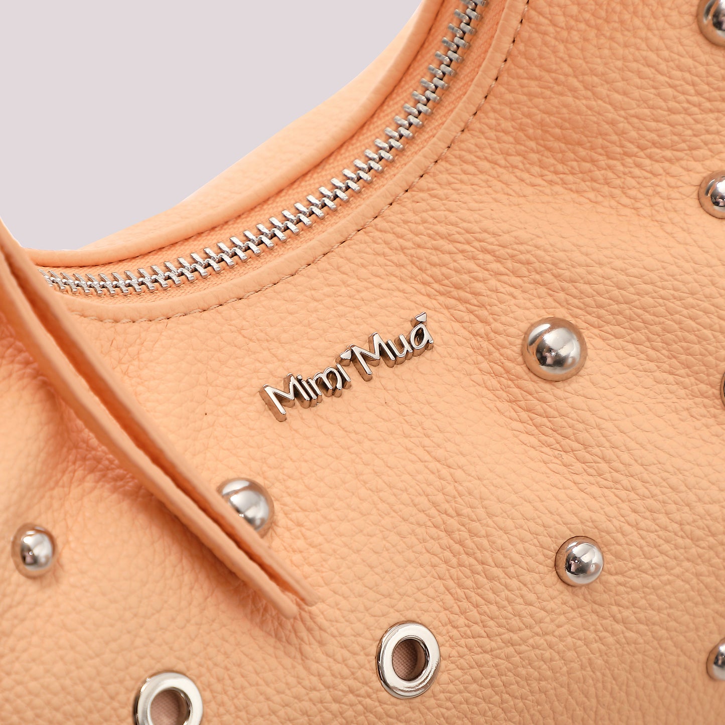 BORSA A MANO CON BORCHIE E OCCHIELLI