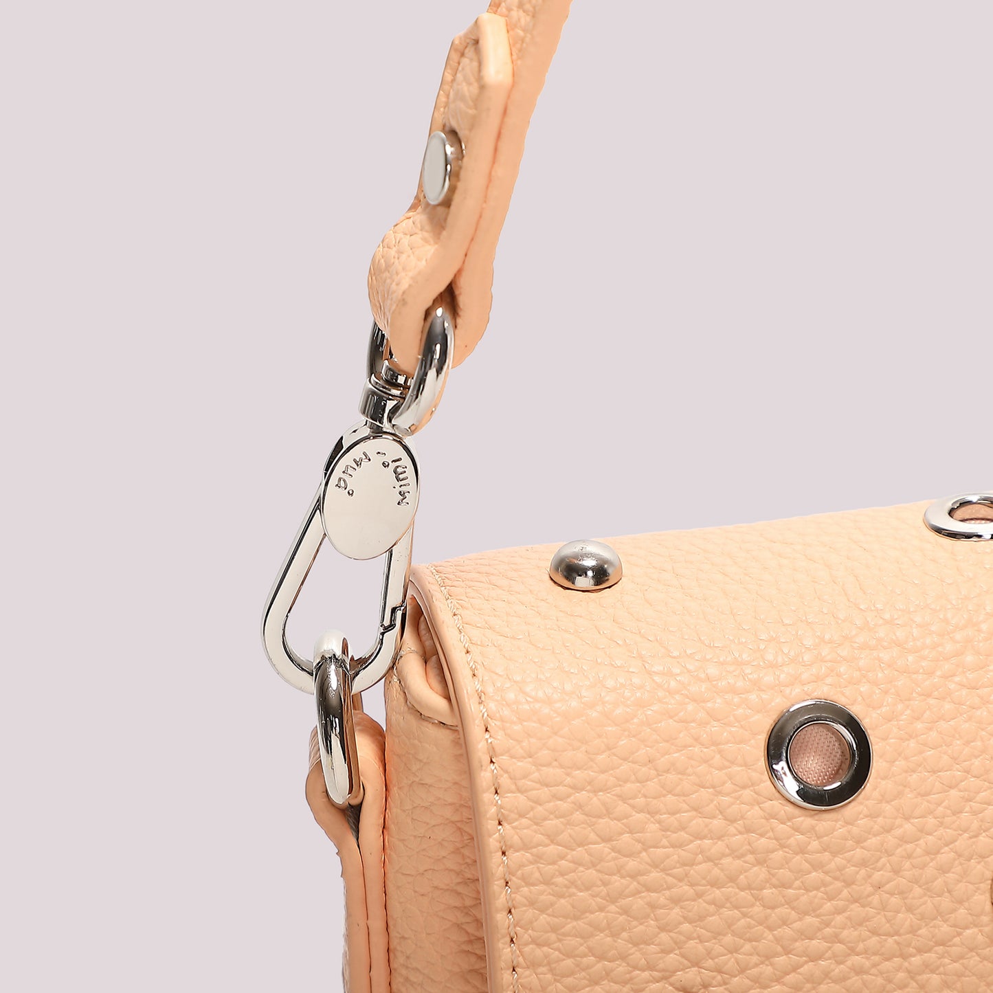 BORSA A BUSTA CON BORCHIE E OCCHIELLI