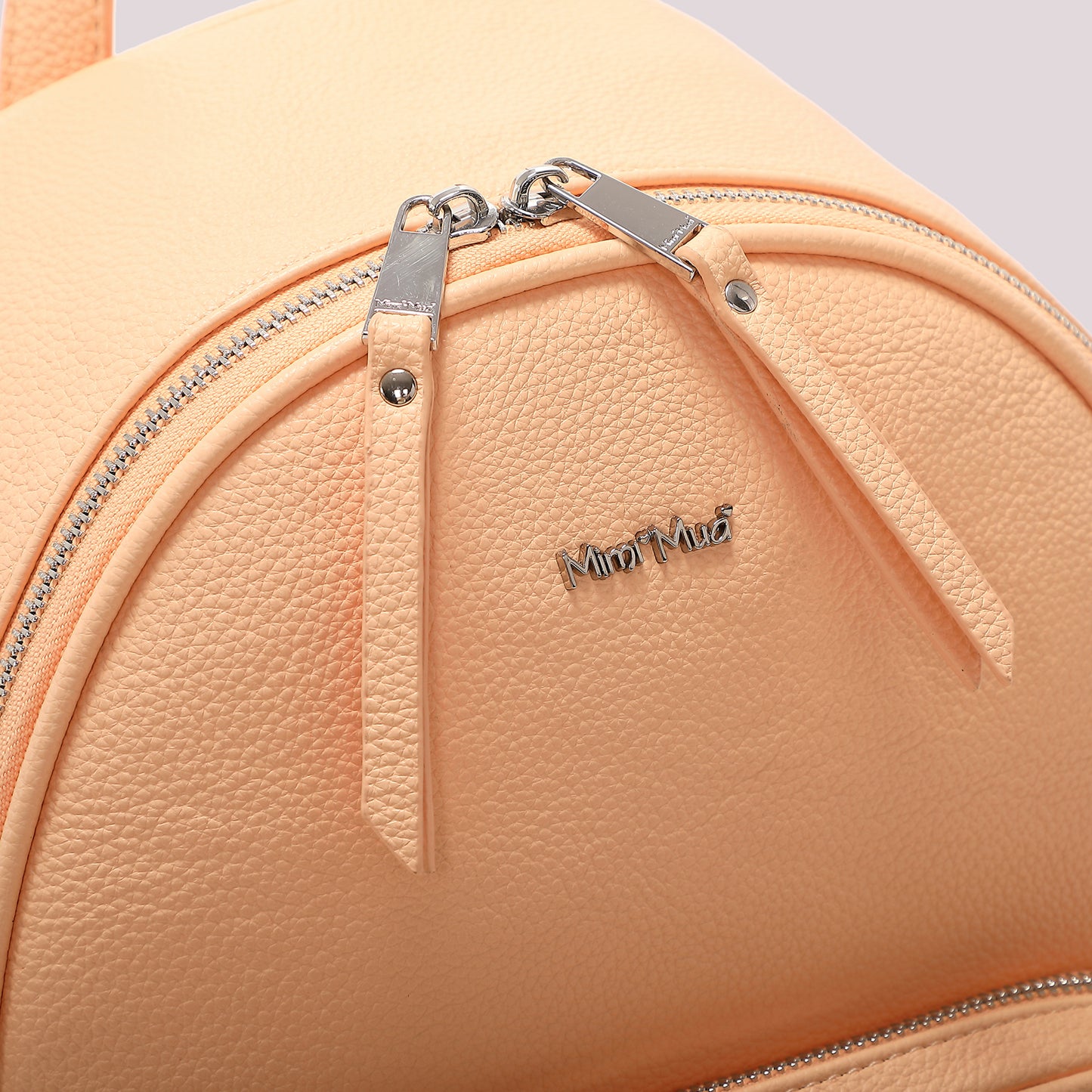 ZAINO CON BORCHIE E OCCHIELLI