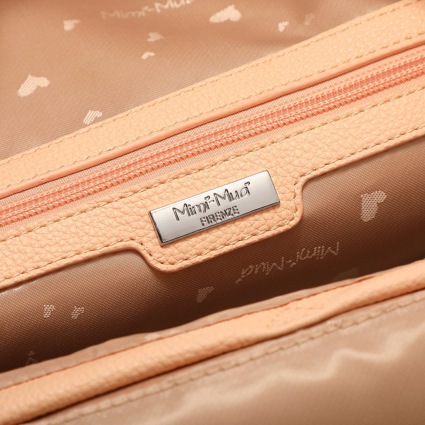 ZAINO CON BORCHIE E OCCHIELLI