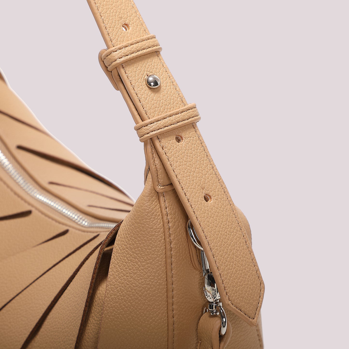 BORSA HOBO CON TAGLI DIAGONALI