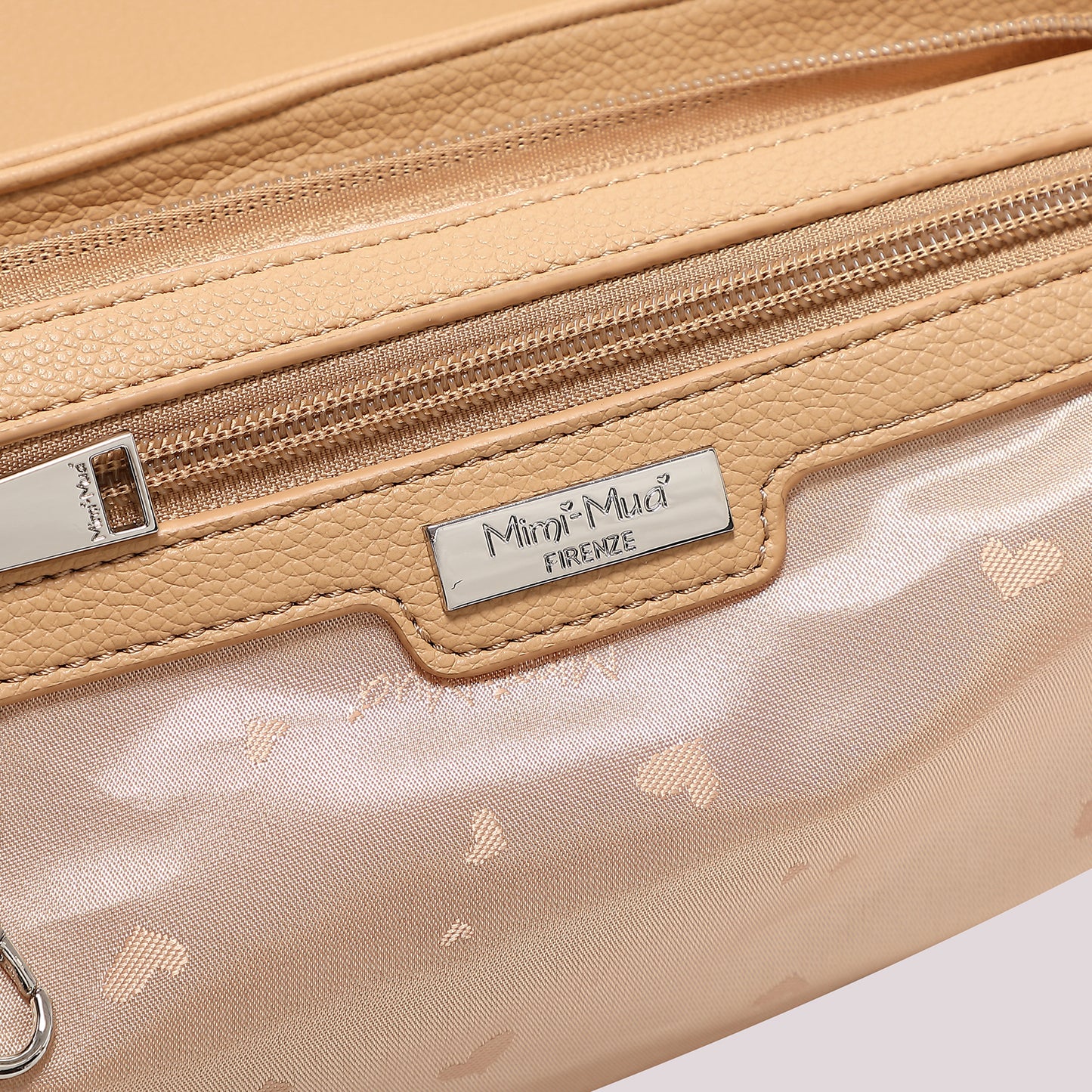 BORSA A TRACOLLA CON TAGLI DIAGONALI