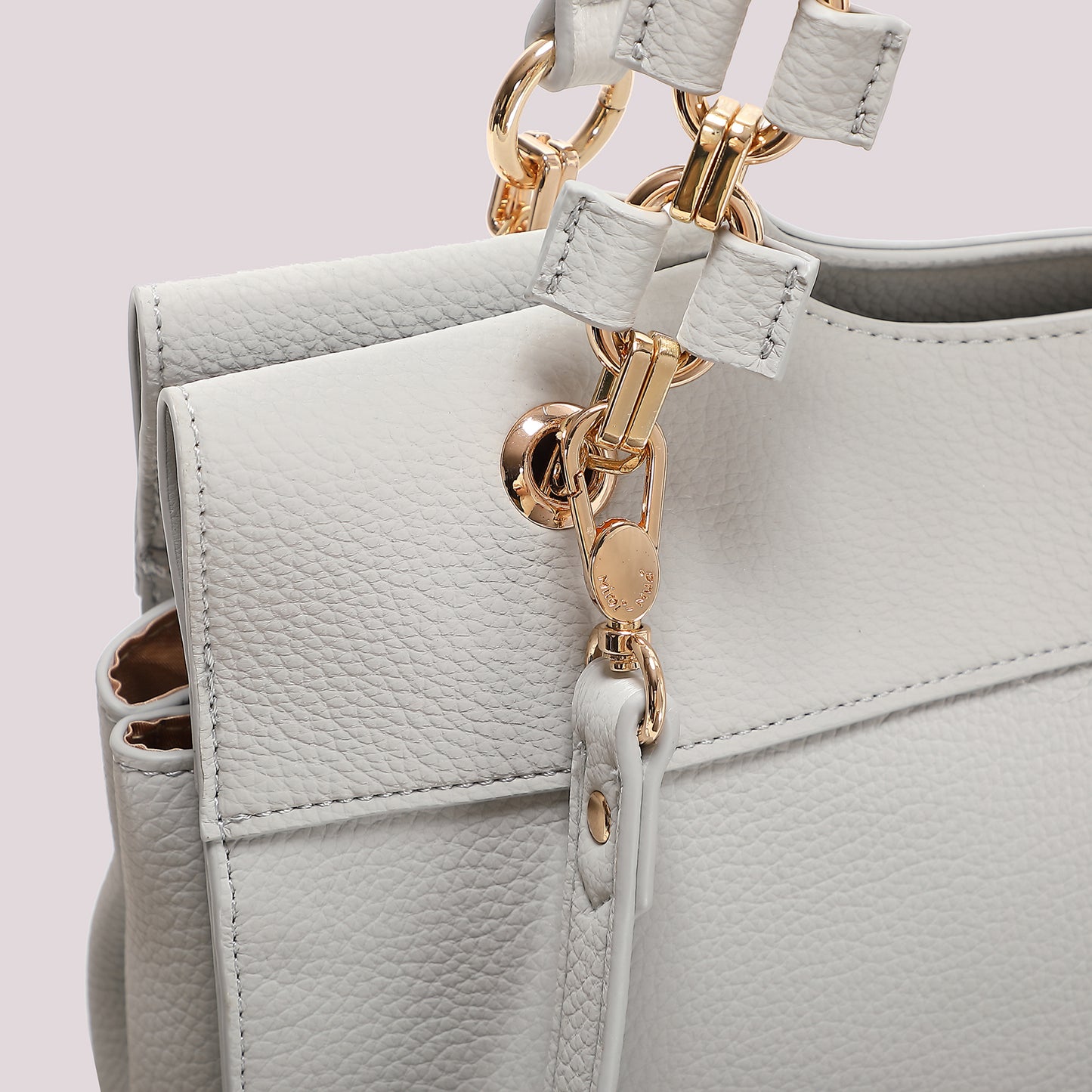 BORSA A SPALLA CON CATENA SUI MANICI