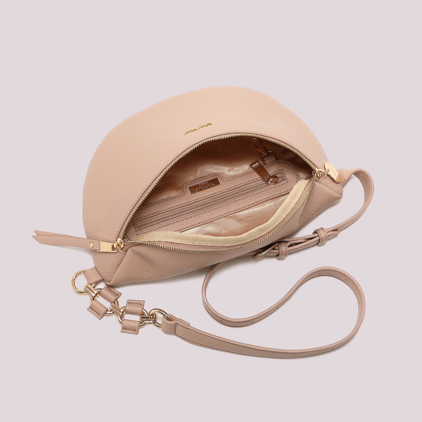 MARSUPIO CON CATENA SUL MANICO