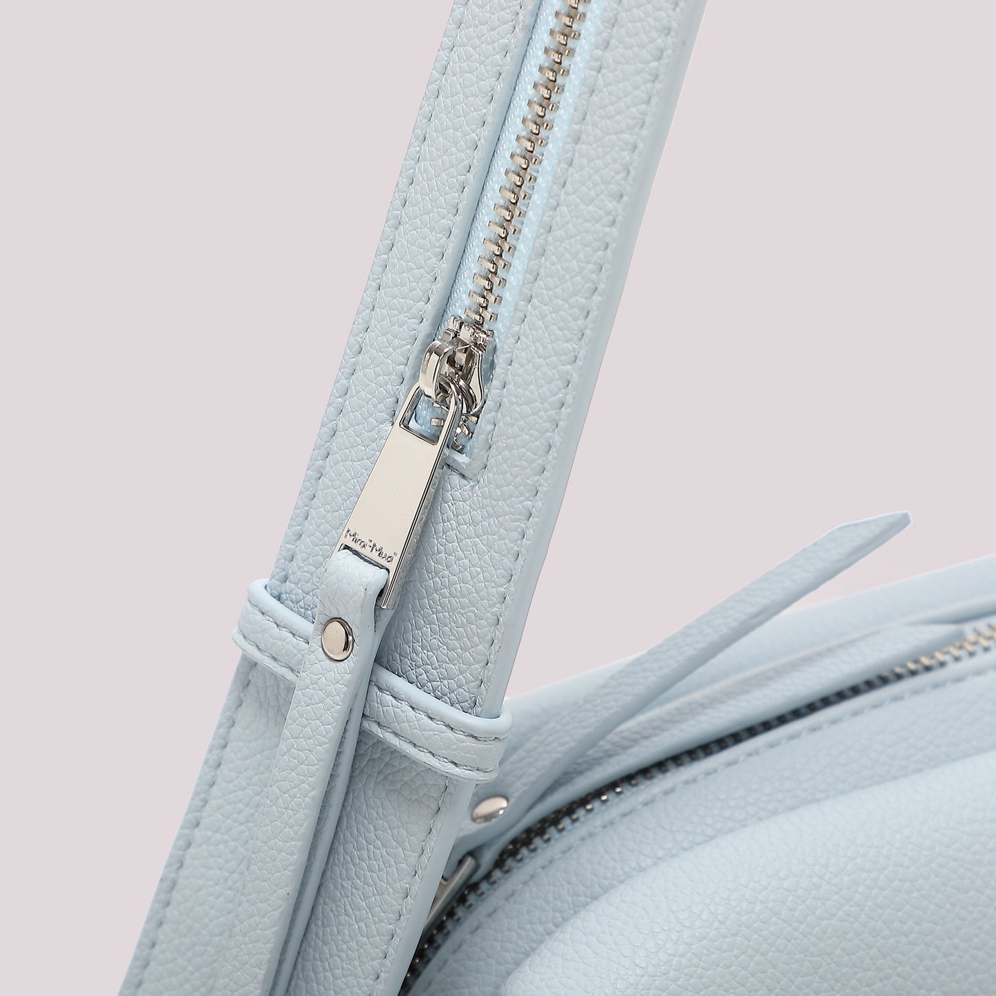 BORSA A SPALLA CON DETTAGLIO ZIP SUL MANICO